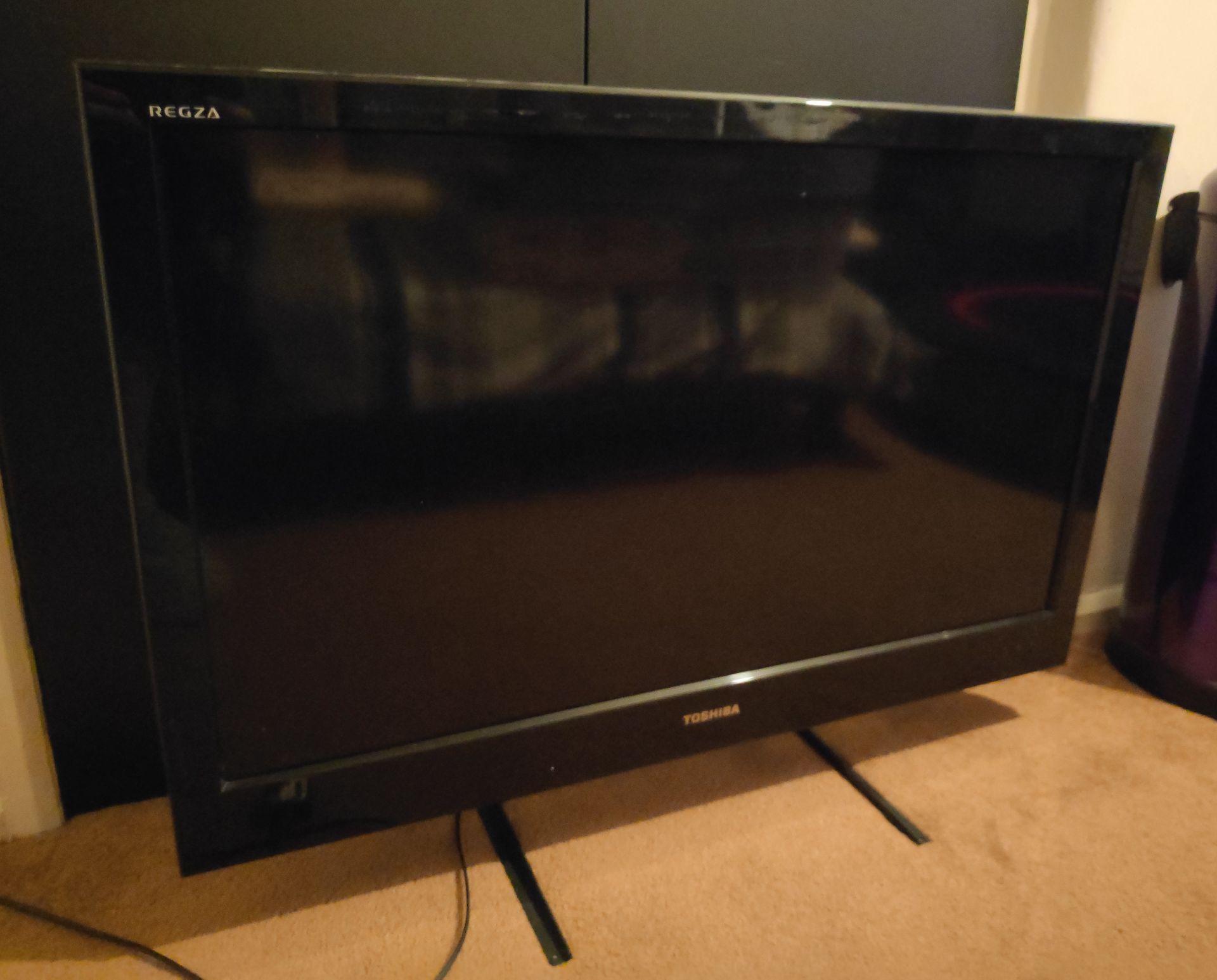 1 x Toshiba 40" LCD TV - CL444 - NO VAT ON THE HAMMER - Location: Altrincham WA14 Tested and workng. - Image 2 of 9