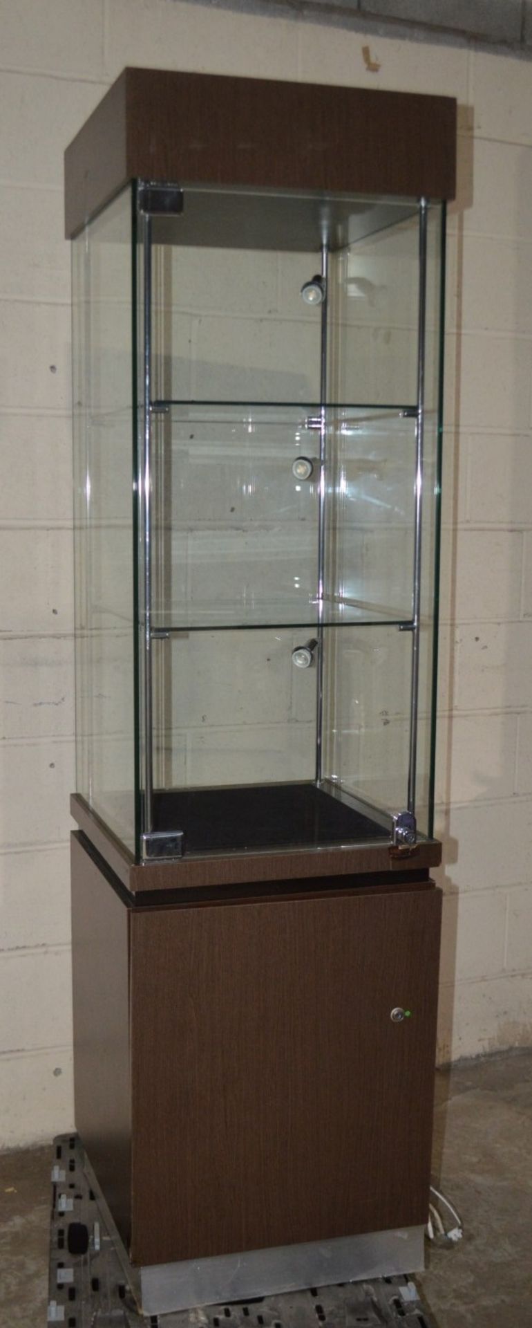 1 x Lockable Illuminated Display Case - Dimensions: H186 x W50 x D50cm - Unlocked, Without Key - Image 3 of 6