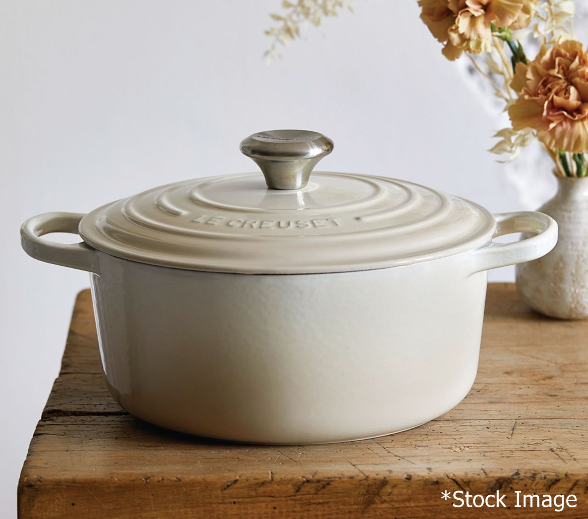 1 x LE CREUSET Signature Enamelled Cast Iron Round 28cm Casserole Dish In Meringue - RRP £330.00