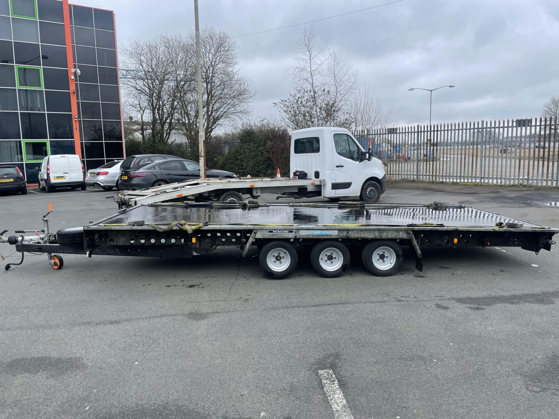 January 2021 Woodford 18 Ft Tri-Axle Hydraulic Tilt Flatbed Trailer c/w Ramps and Manual winch - Image 2 of 10