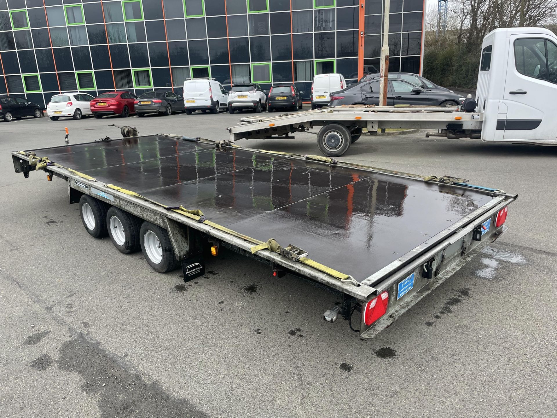 January 2021 Woodford 18 Ft Tri-Axle Hydraulic Tilt Flatbed Trailer c/w Ramps and Manual winch - Image 3 of 10
