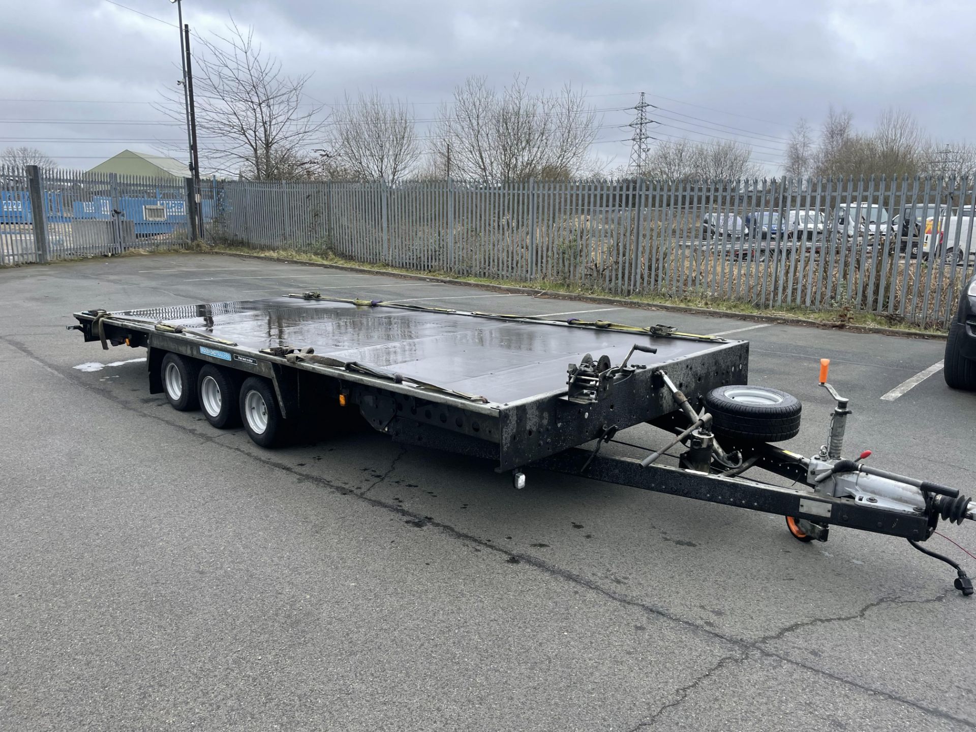 January 2021 Woodford 18 Ft Tri-Axle Hydraulic Tilt Flatbed Trailer c/w Ramps and Manual winch - Image 7 of 10