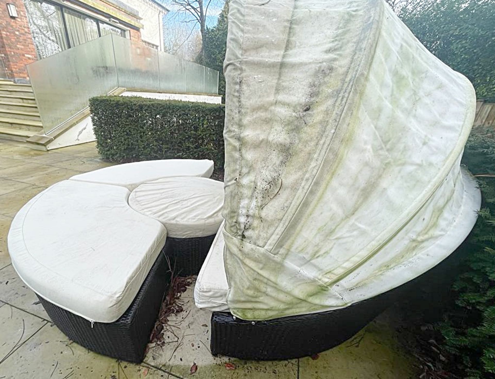 1 x VARASCHIN 'Arena' Circular Outdoor Sofa With Canopy - Original RRP £2,700 - Image 4 of 11