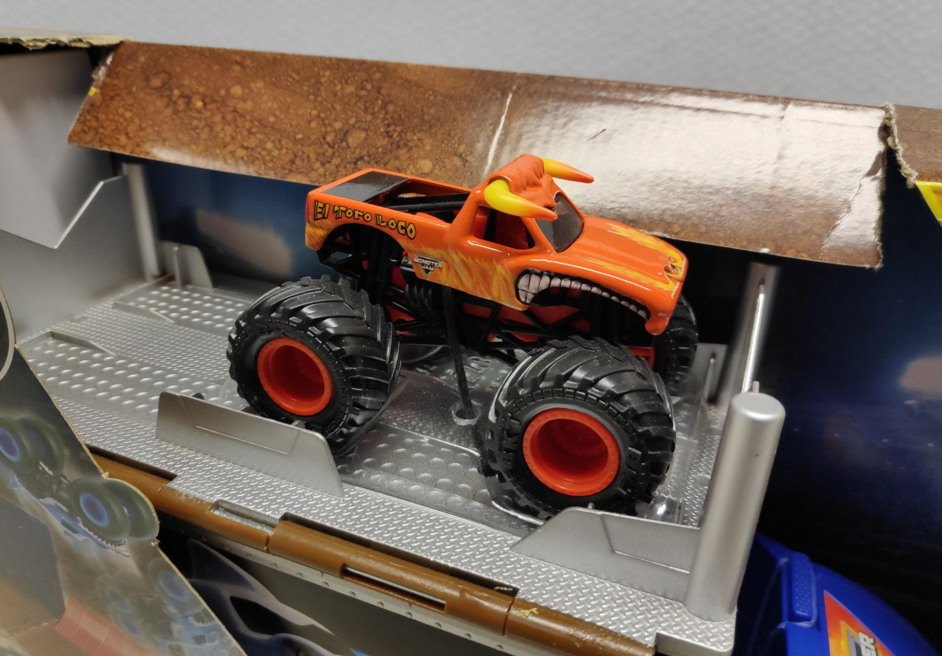 1 x Monster Jam Transforming Hauler Playset with El Toro Monster Truck - Image 3 of 6