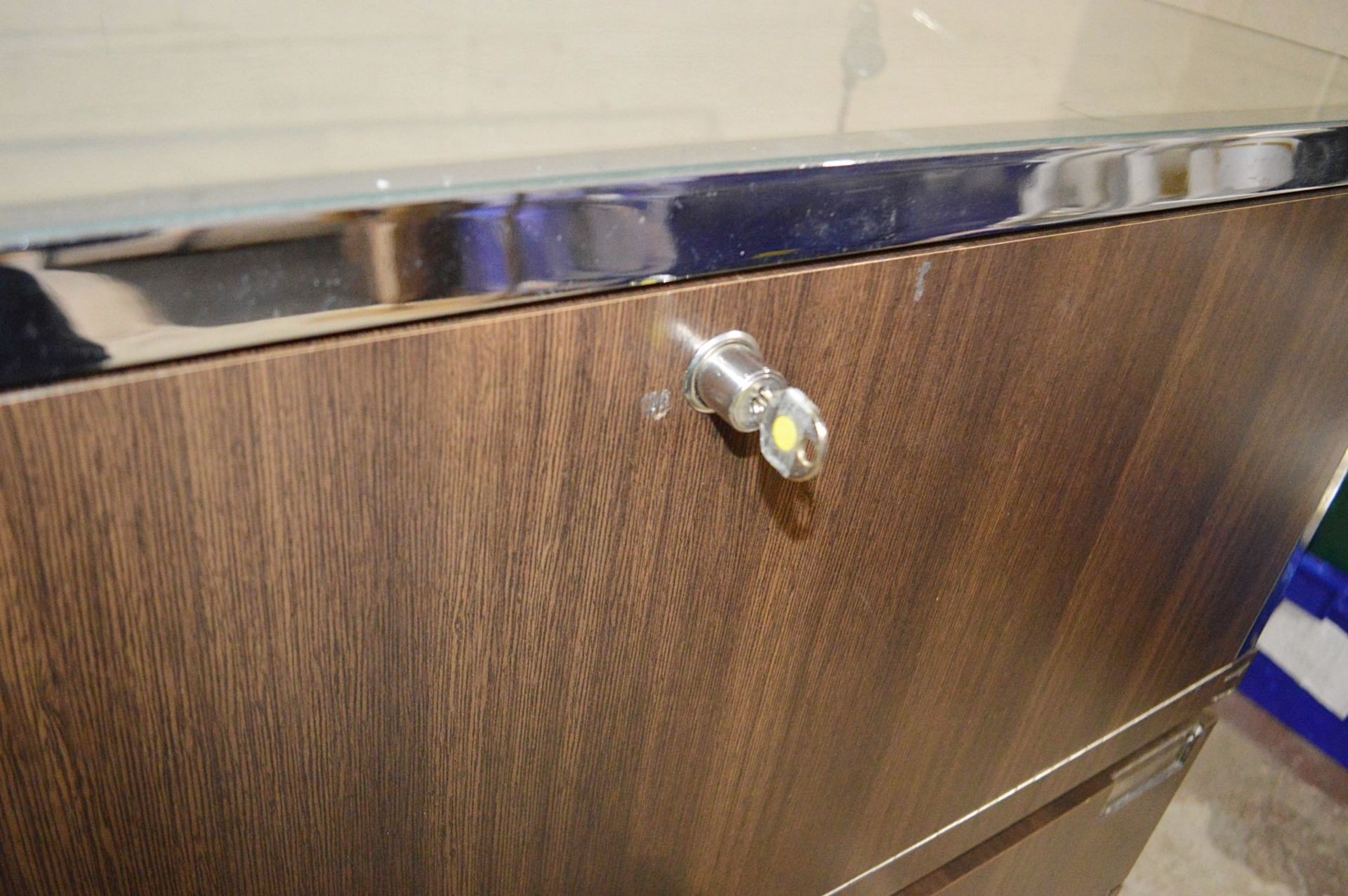 1 x Lockable Illuminated Display Case With 3 x Unlocked Drawers - Supplied With Keys - Dimensions: - Image 7 of 8