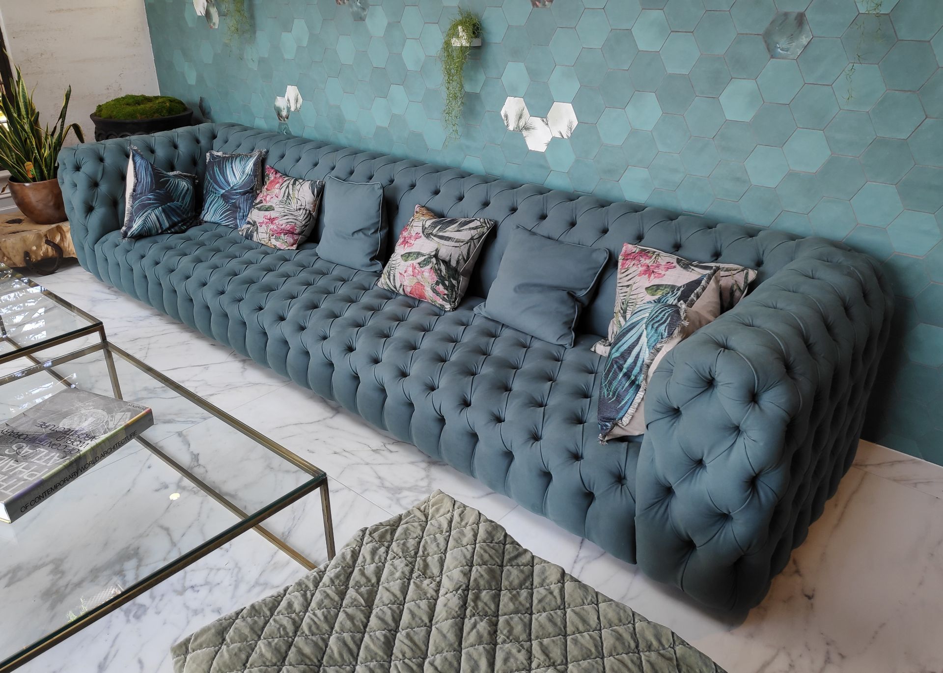 1 x Bespoke 3.8m Baxter-style Chesterfield Sofa in Green - Dimensions: W380 x H77cm - Includes - Image 5 of 7