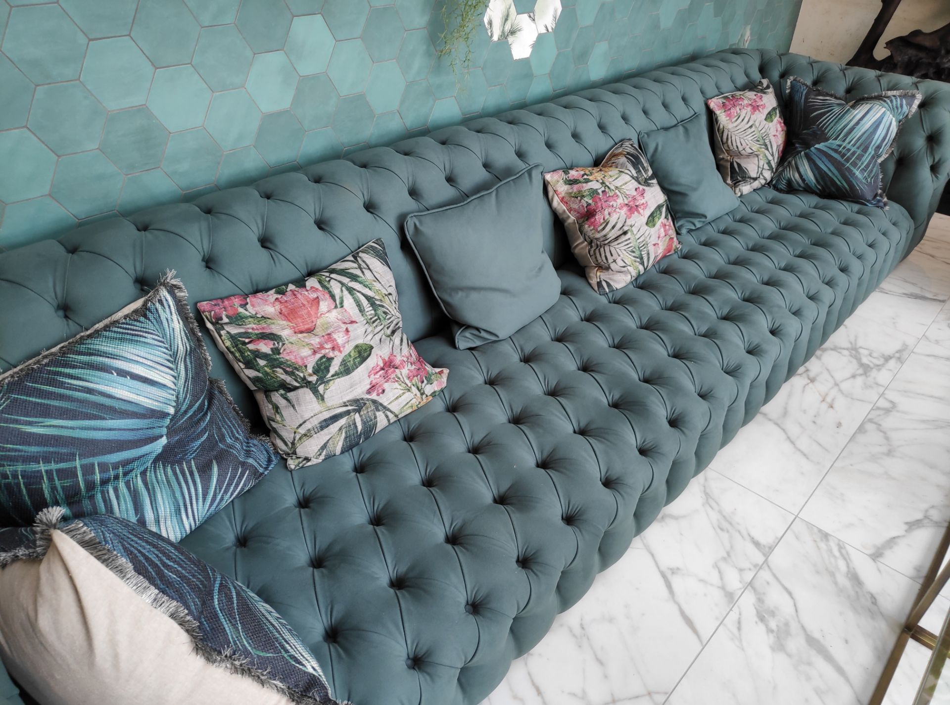 1 x Bespoke 3.8m Baxter-style Chesterfield Sofa in Green - Dimensions: W380 x H77cm - Includes - Image 6 of 7
