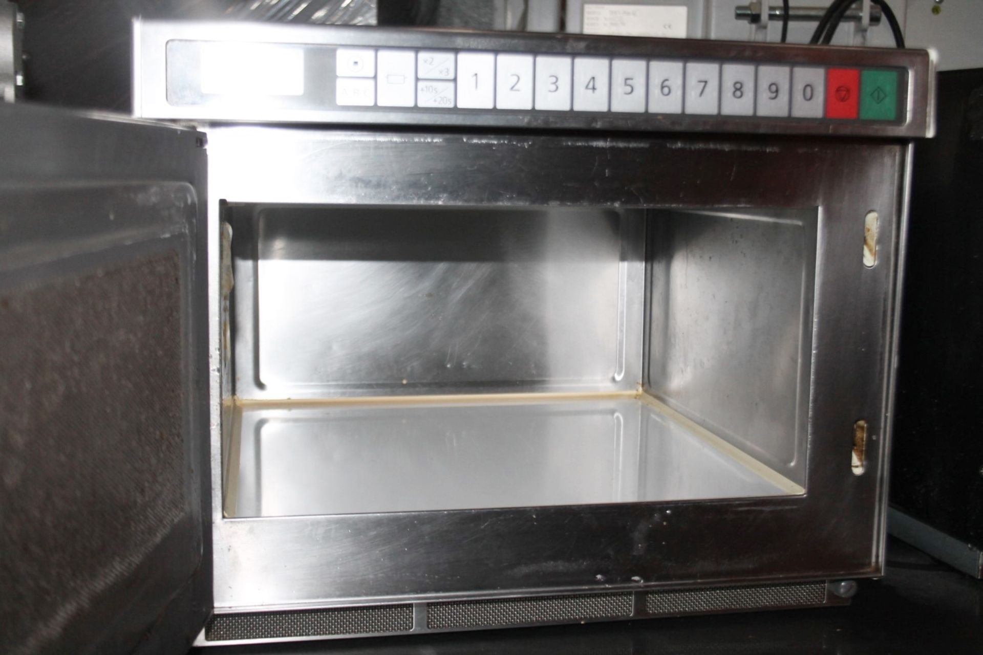 1 x Panasonic Commercial Microwave Oven Featuring A Stainless Steel Exterior And 'Microsave' - Image 3 of 7
