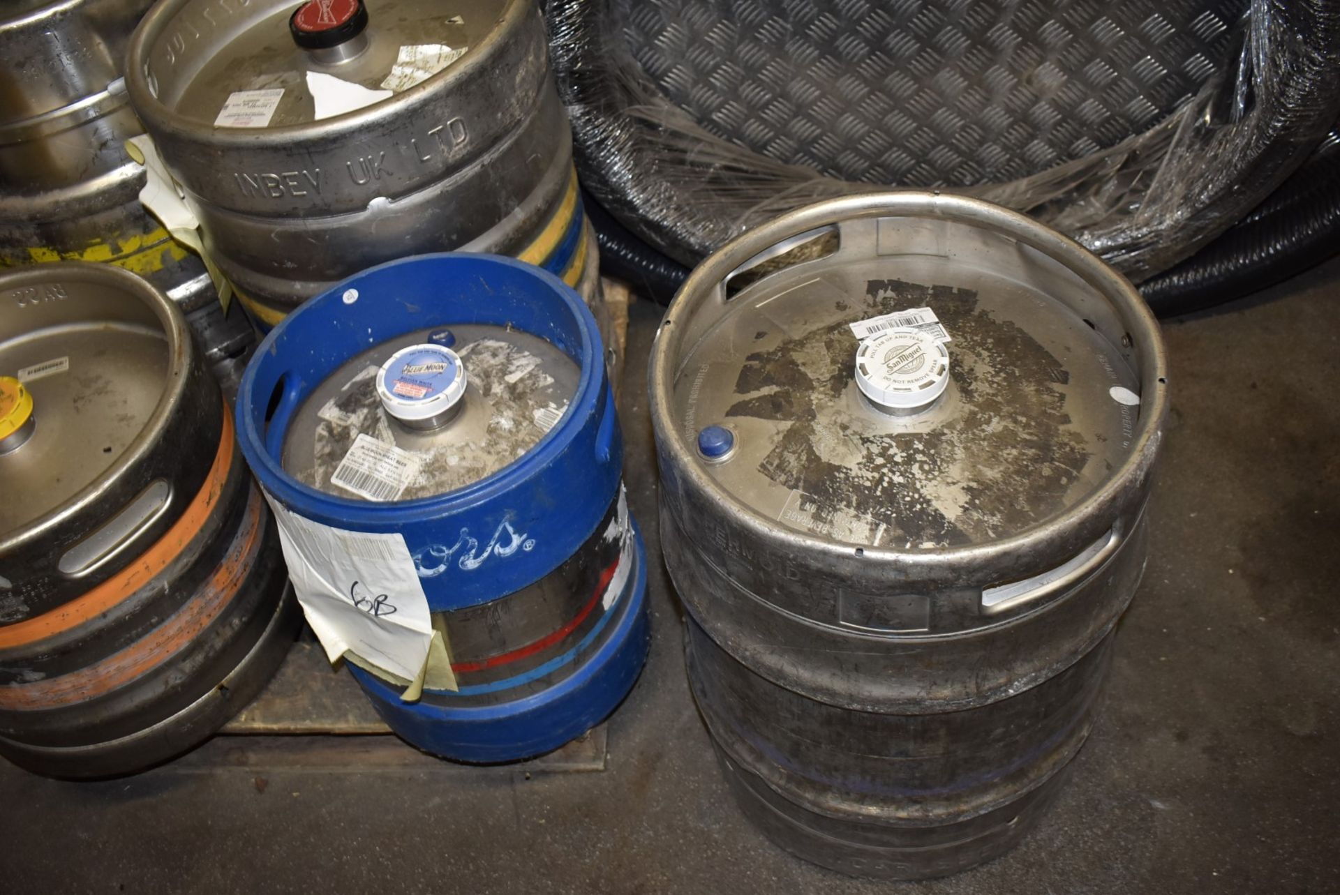 9 x Various Unused Beer Kegs - Past The Best Before Dates - San Miguel, Blue Moon, Budweiser & More - Image 3 of 10