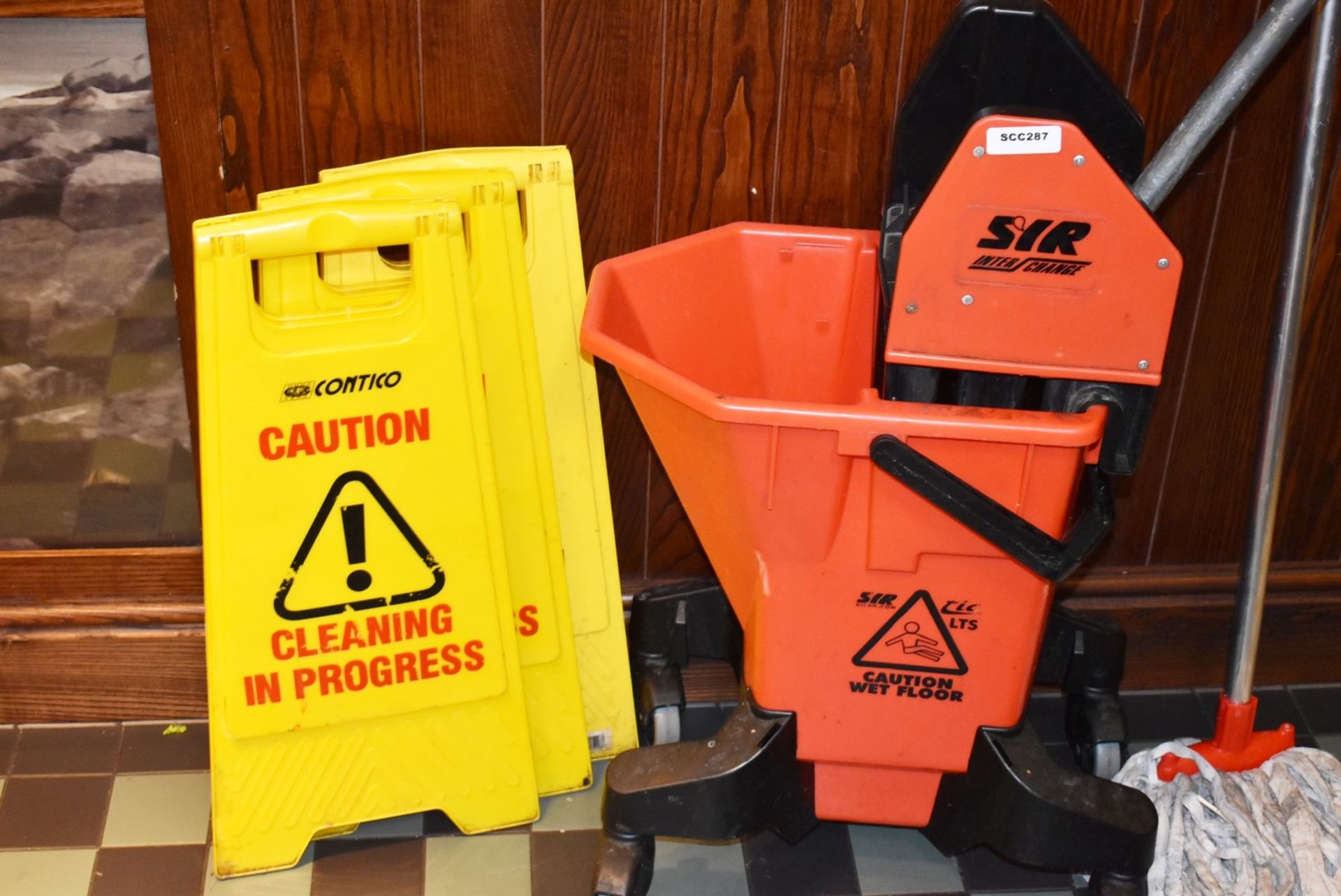 1 x SIR Commercial Mop Bucket With Mop and Three Wet Floor Signs - Image 3 of 4