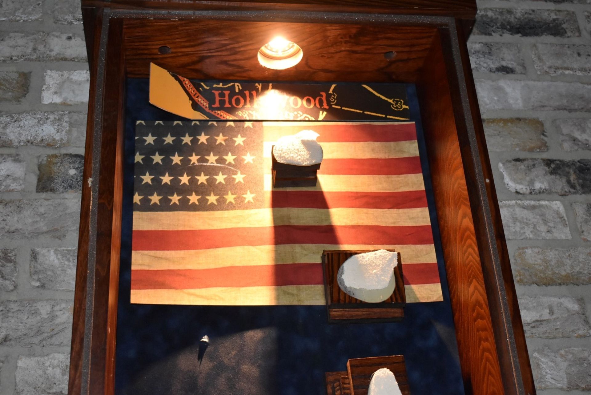 1 x Americana Wall Mounted Illuminated Display Case - SKATEBOADING - American Themed Showcase - Image 4 of 5