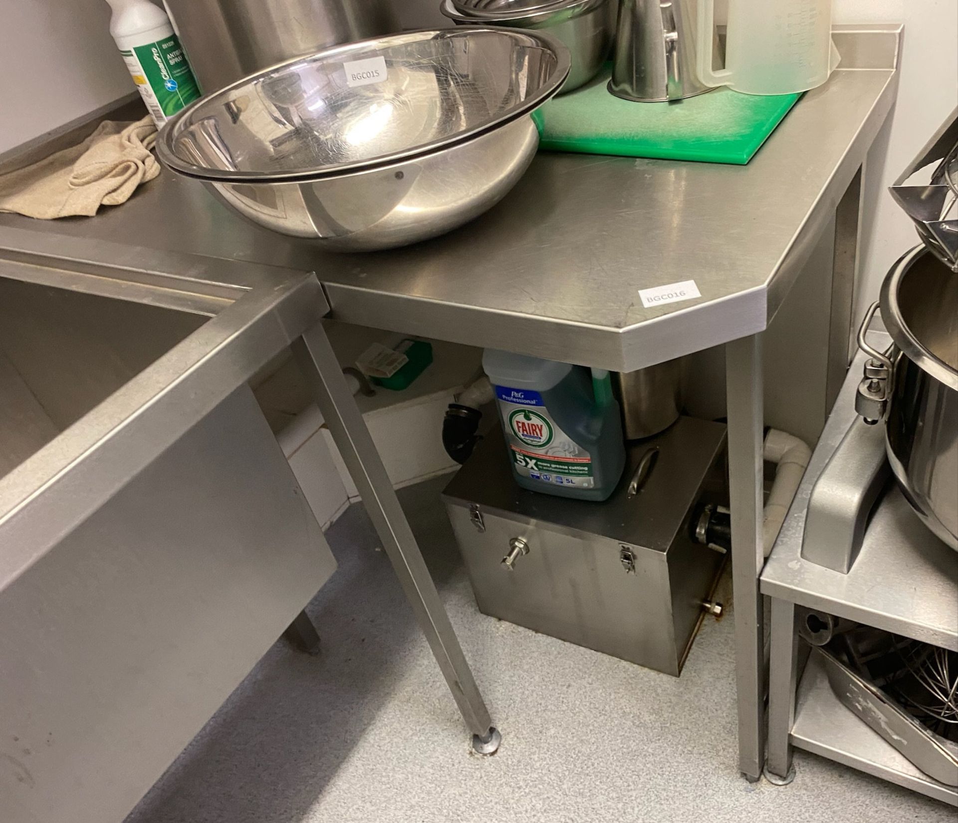 1 x Stainless Steel Corner Prep Table - Approx. 1.1M X 0.7M X 1M - Ref: BGC016 - CL807 - Covent