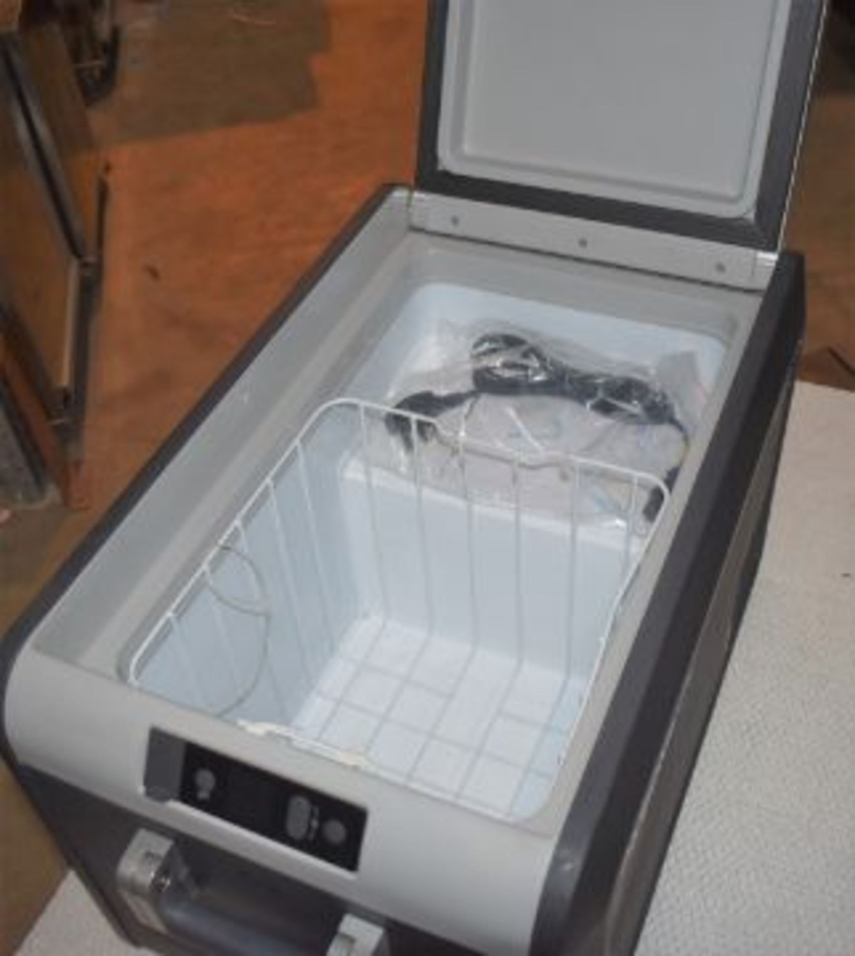 1 x Dometic CFX3 35 Portable 32l Compressor Cooler and Freezer - Perfect For Cooling The Christmas - Image 4 of 9