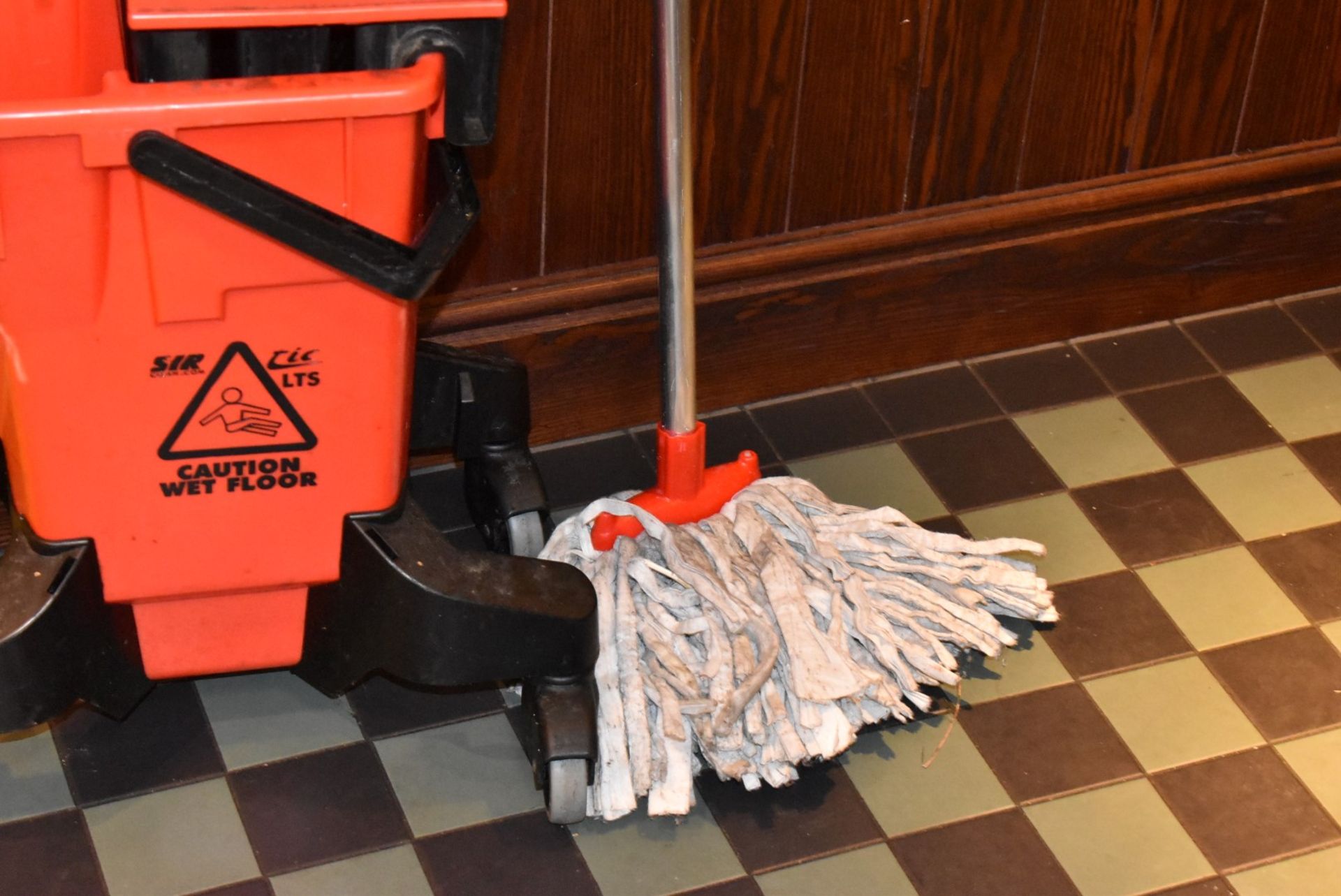 1 x SIR Commercial Mop Bucket With Mop and Three Wet Floor Signs - Image 2 of 4