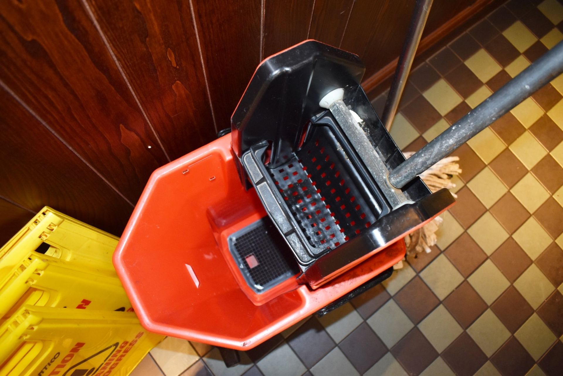 1 x SIR Commercial Mop Bucket With Mop and Three Wet Floor Signs - Image 4 of 4
