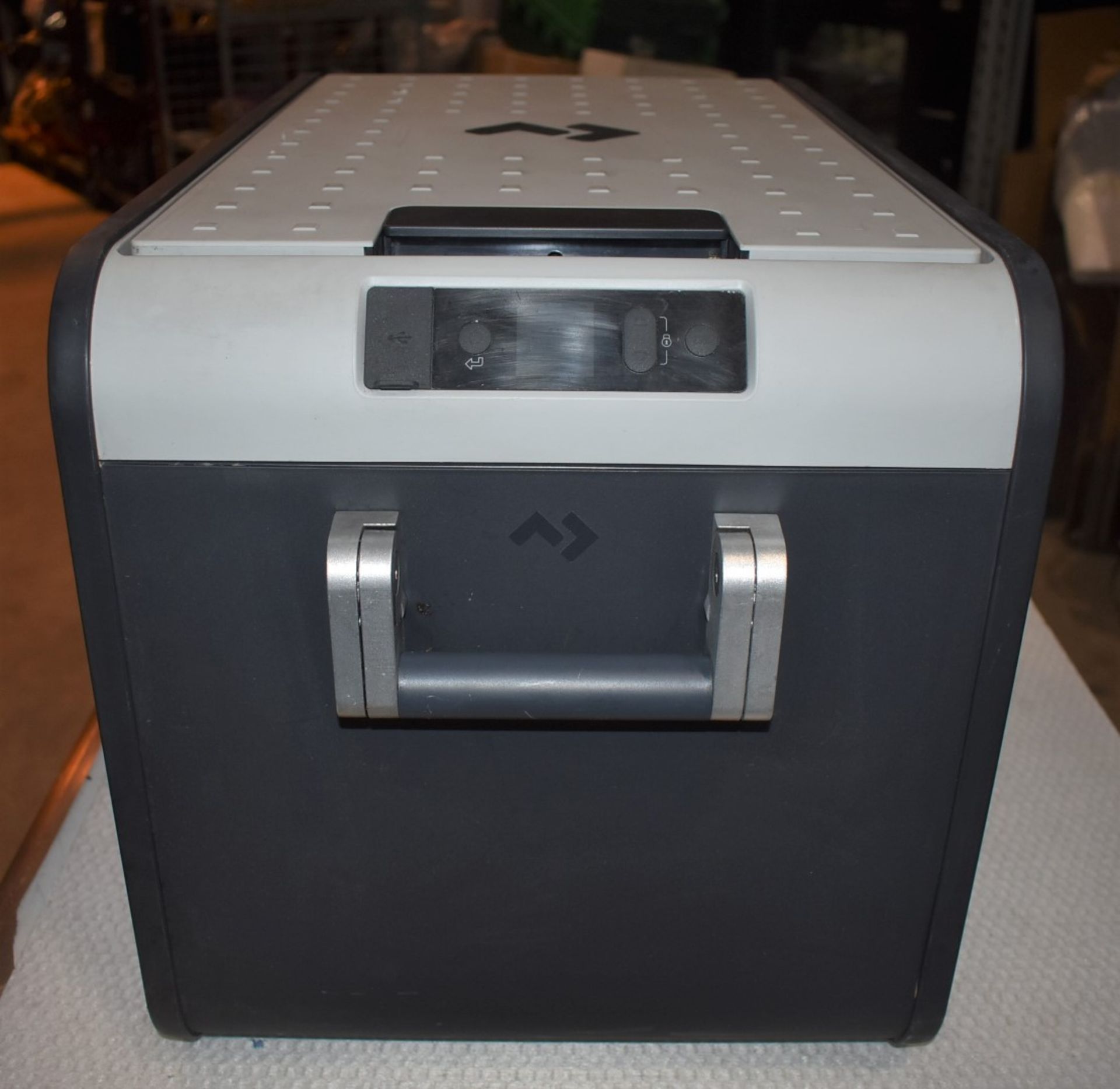 1 x Dometic CFX3 35 Portable 32l Compressor Cooler and Freezer - Perfect For Cooling The Christmas - Image 8 of 9