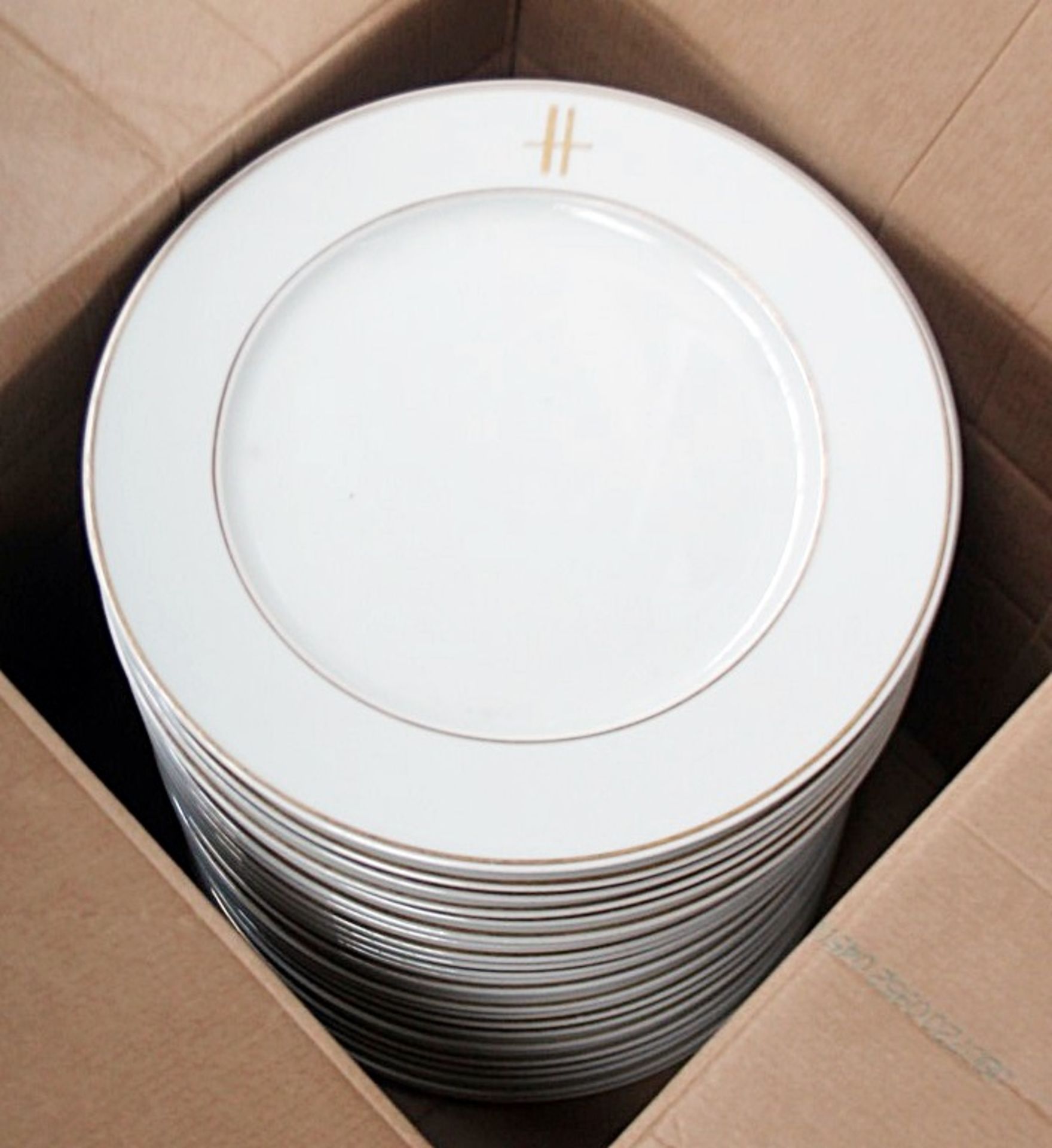 25 x PILLIVUYT Porcelain Dinner Plates In White Featuring 'Famous Branding' In Gold - Dimensions: