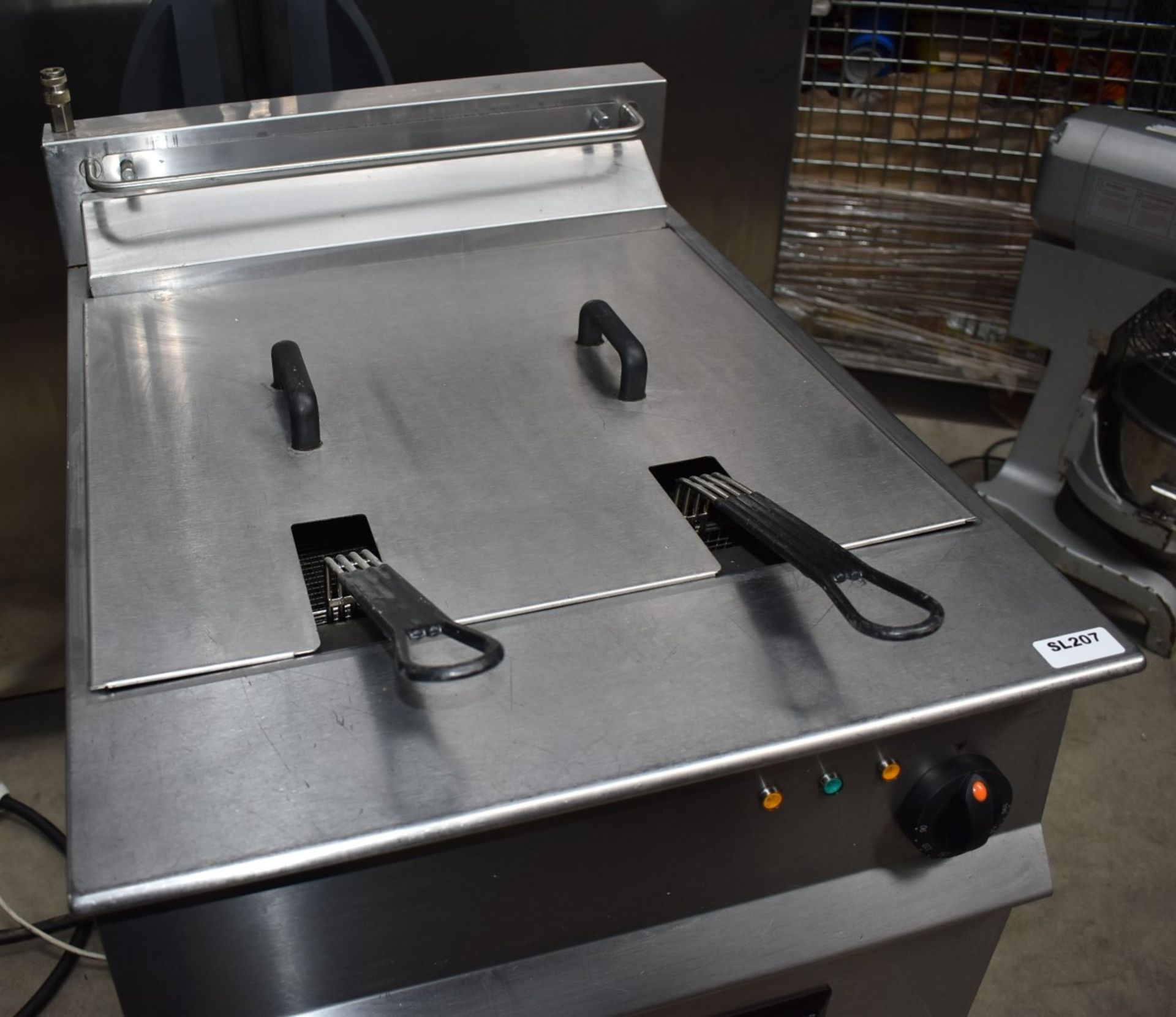 1 x Lincat Opus 800 OE8108 Single Tank Electric Fryer With Filtration - 37L Tank With Two - Image 12 of 17