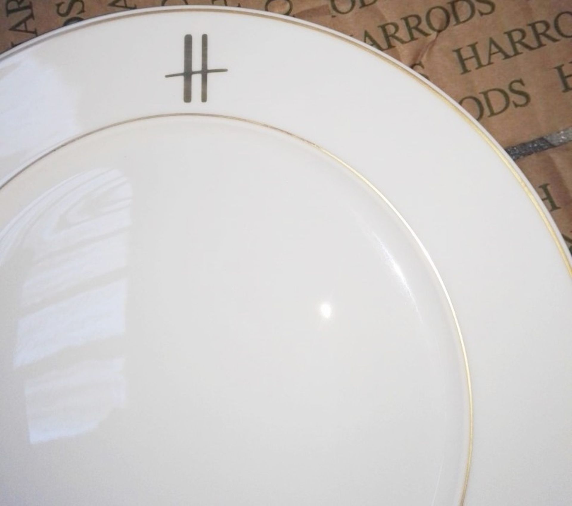 25 x PILLIVUYT Porcelain Dinner Plates In White Featuring 'Famous Branding' In Gold - Dimensions: - Image 5 of 5