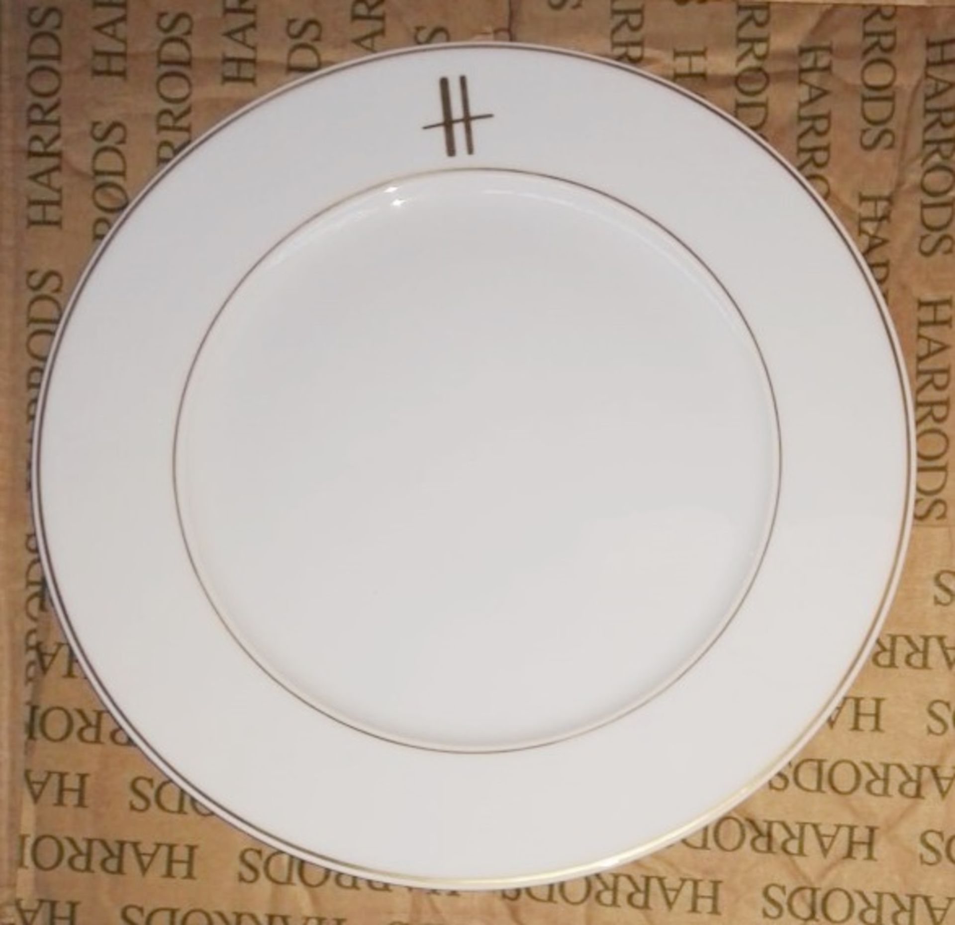 25 x PILLIVUYT Porcelain Dinner Plates In White Featuring 'Famous Branding' In Gold - Dimensions: - Image 2 of 4