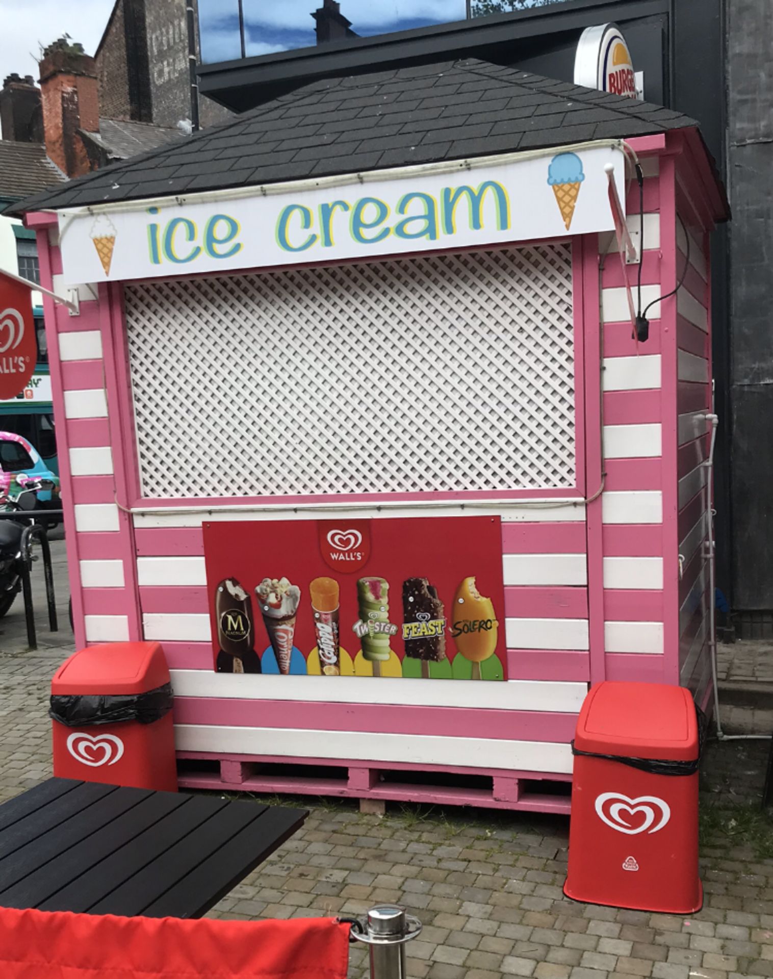 1 x Ice Cream Kiosk - 8ft x 6ft - Fitted With Sink, Hot Water And 3-Phase Supply - CL535 - Ref: ALF0 - Image 2 of 5