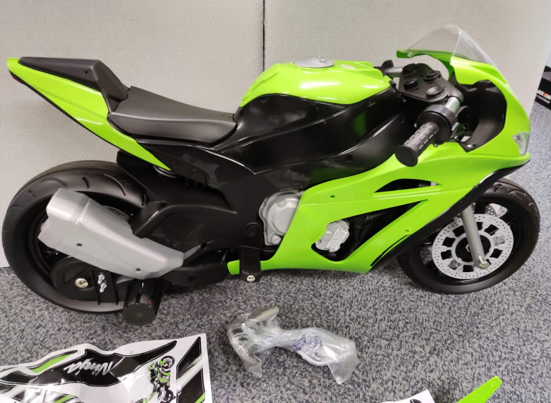 1 x Injusa Kids Electric Ride On Kawasaki ZX10 12V Motorcycle - 6495 - HTYS174 - CL987 - Location: - Image 15 of 24