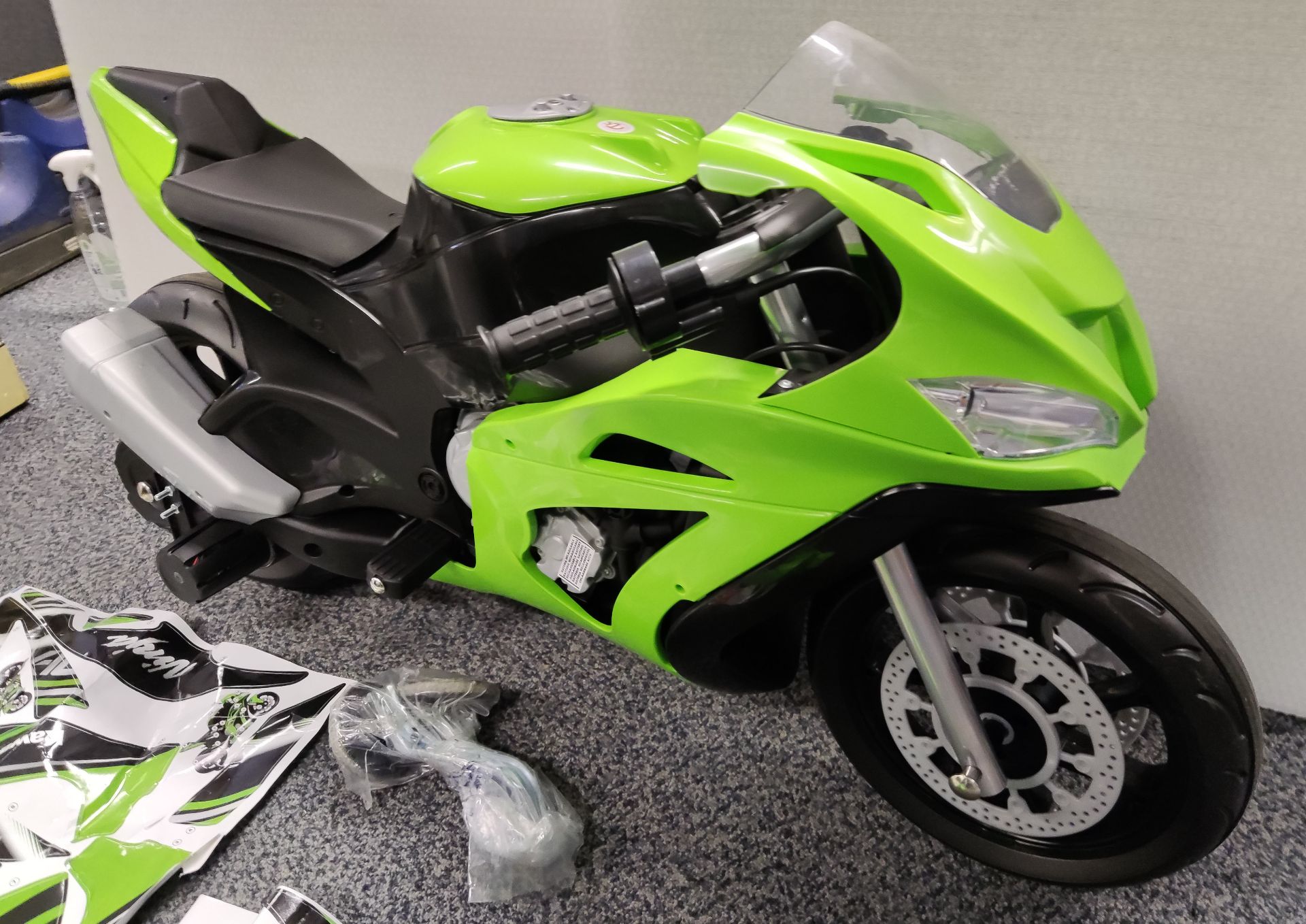 1 x Injusa Kids Electric Ride On Kawasaki ZX10 12V Motorcycle - 6495 - HTYS174 - CL987 - Location: - Image 18 of 24