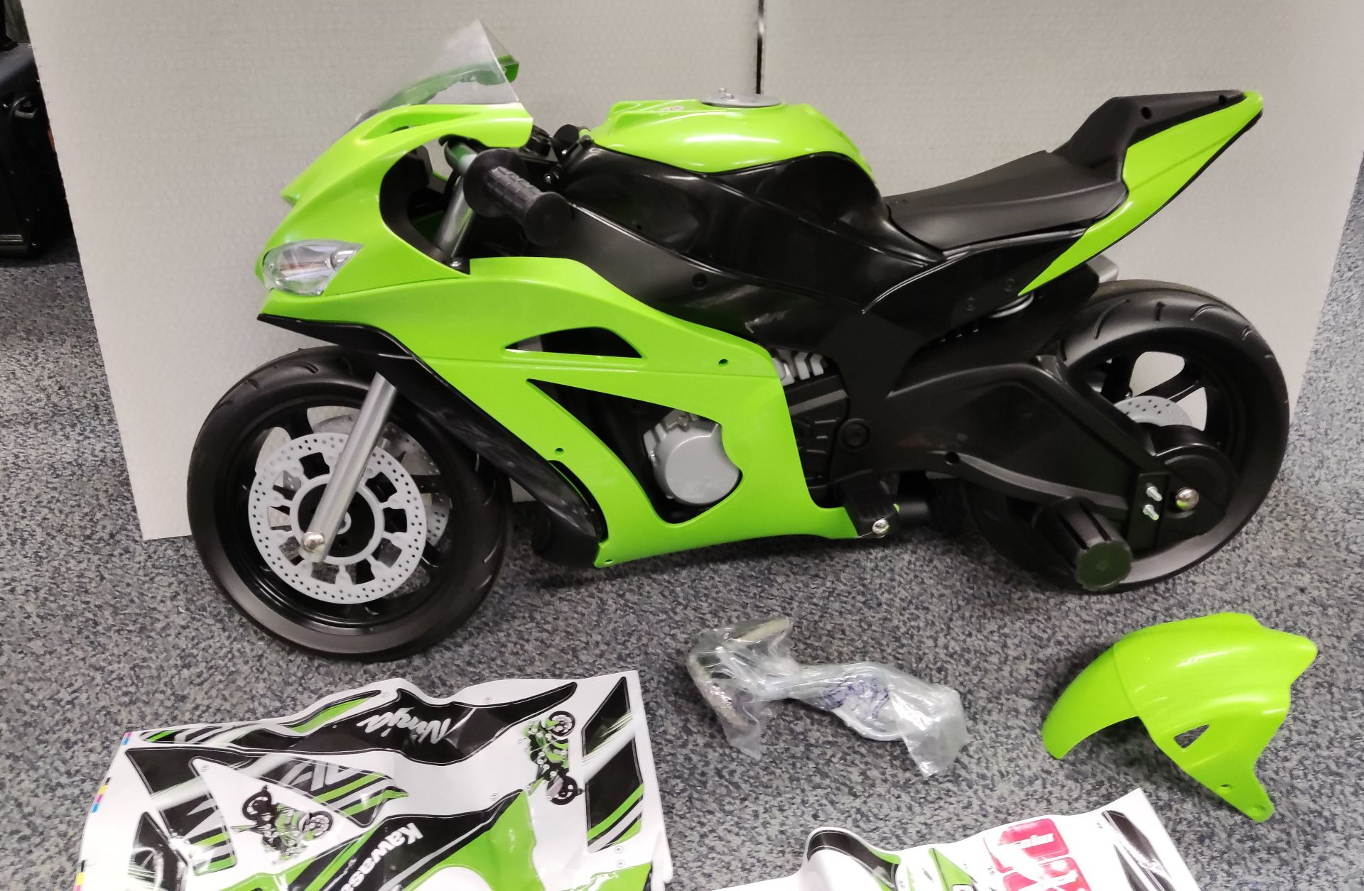 1 x Injusa Kids Electric Ride On Kawasaki ZX10 12V Motorcycle - 6495 - HTYS174 - CL987 - Location: - Image 8 of 24