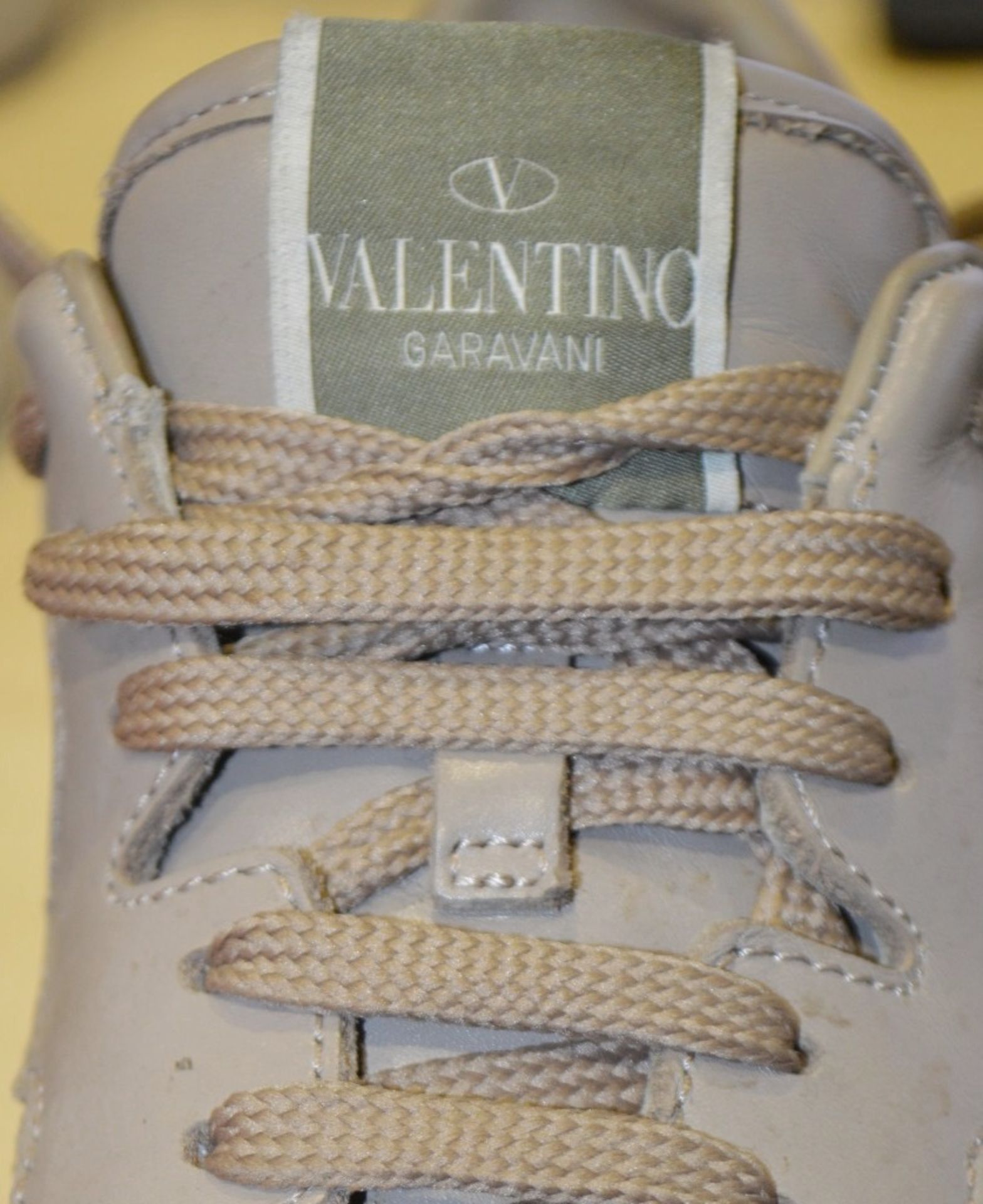 1 x Pair Of Men's Genuine Valentino Trainers In Beige - Size: 42 - Preowned In Very Good Condition - - Image 6 of 7