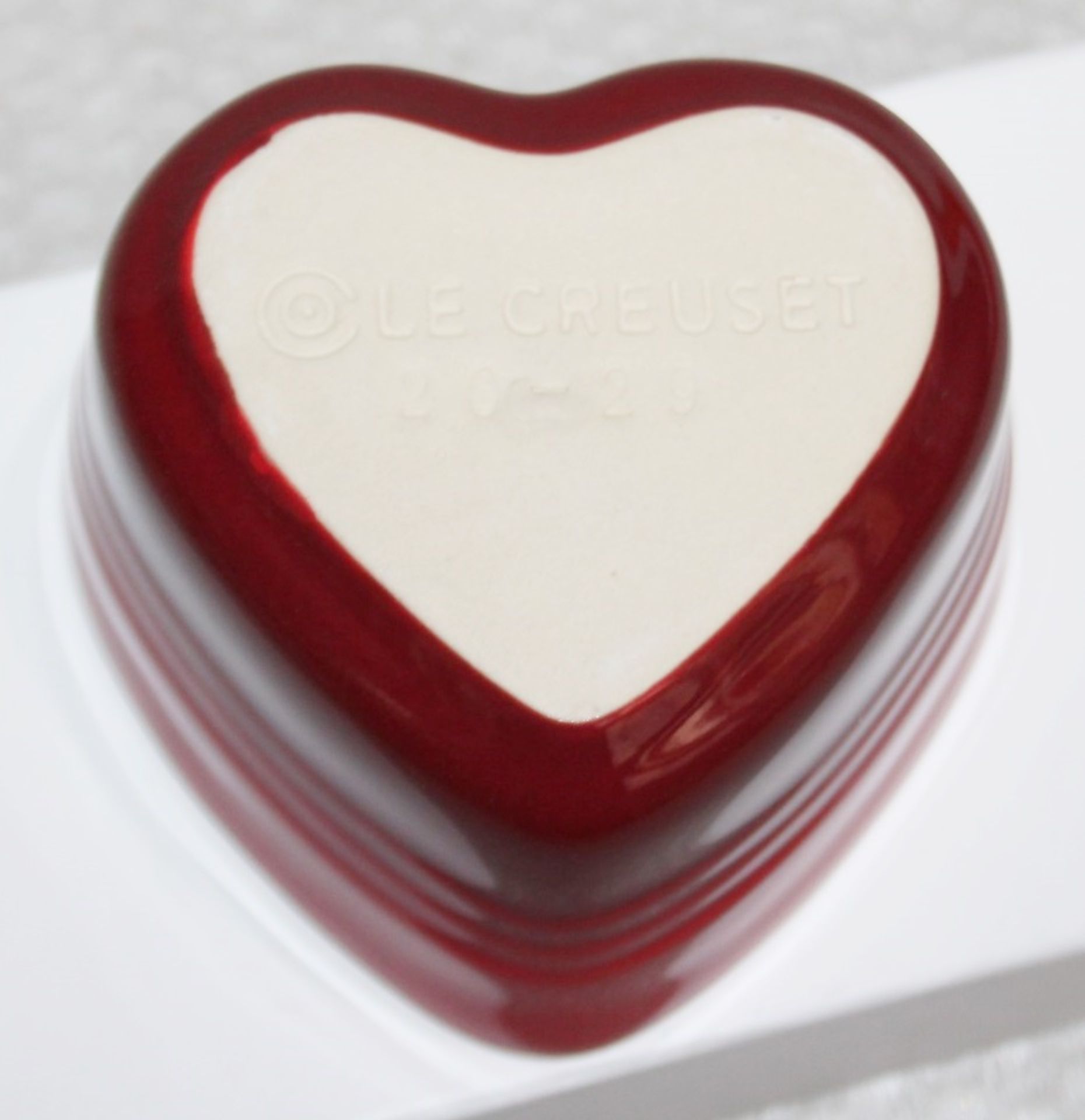 1 x LE CREUSET Stoneware Heart Ramekin (11cm) - Unused Boxed Stock *No Reserve* - Image 4 of 6