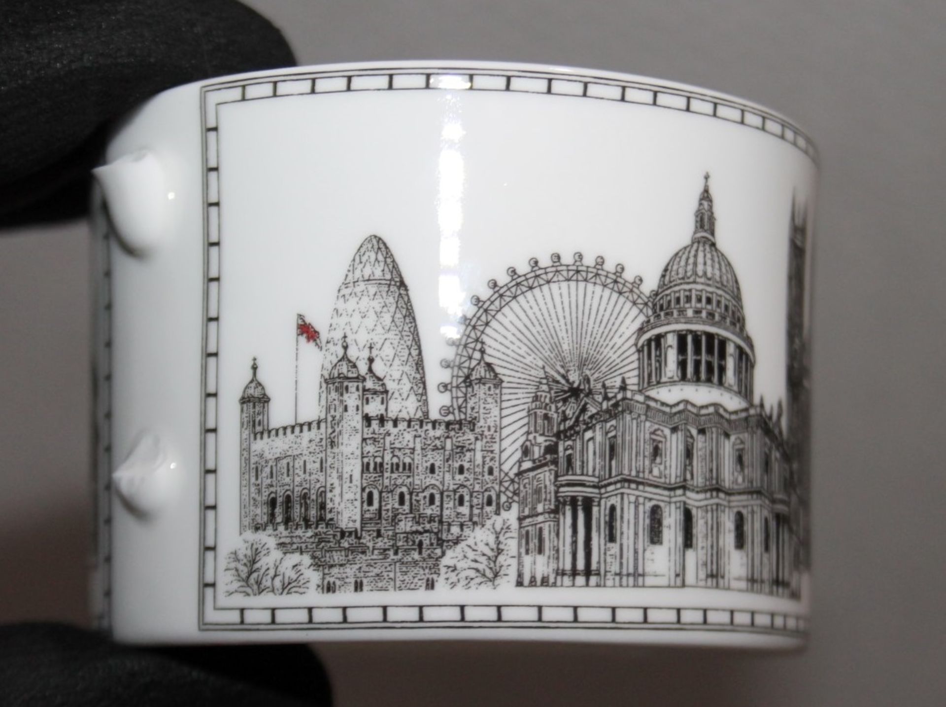 1 x HALCYON DAYS 'London Icons' Bone China Teacup & Saucer - Original Price £79.95 - Read Condition - Image 7 of 10