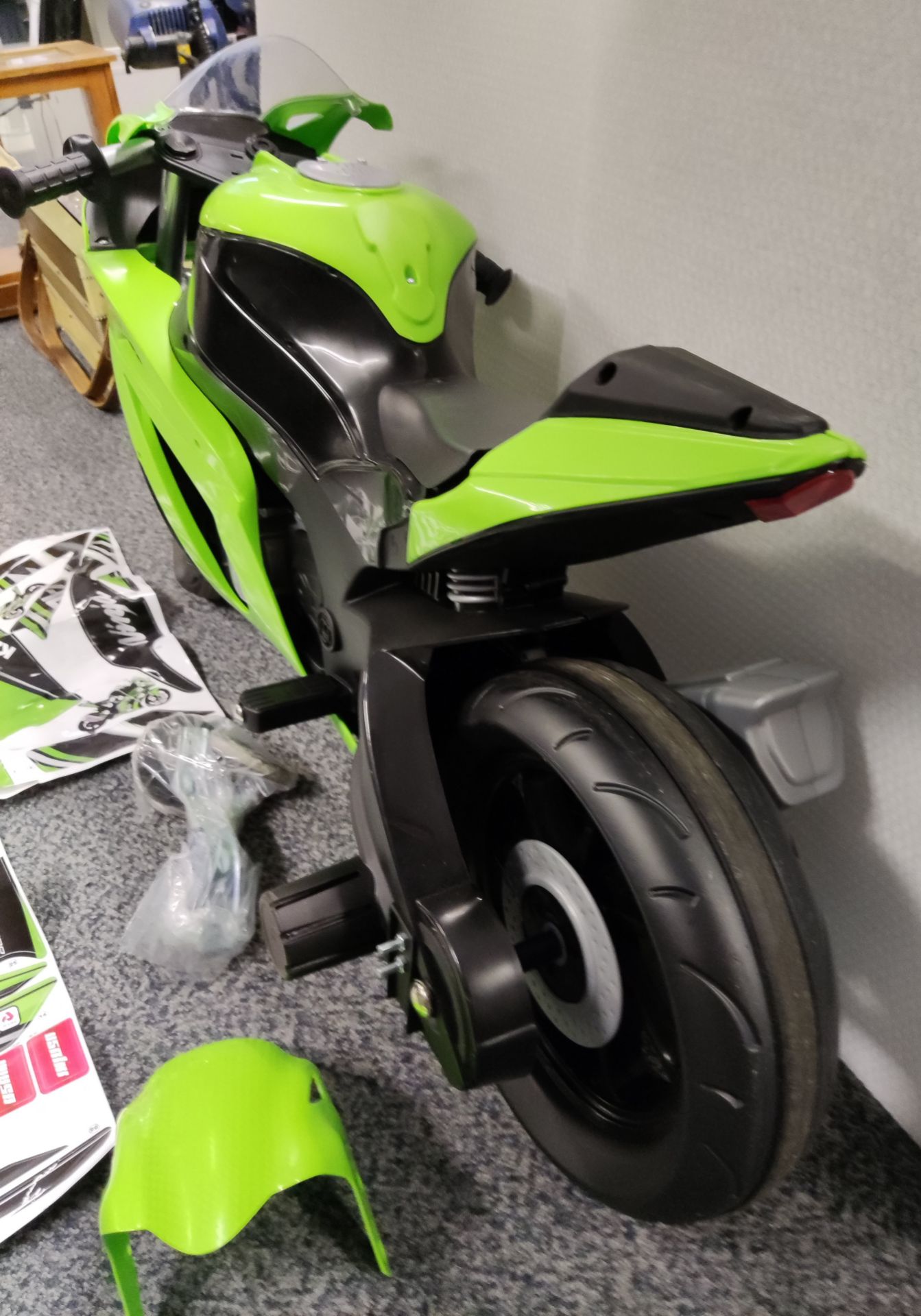 1 x Injusa Kids Electric Ride On Kawasaki ZX10 12V Motorcycle - 6495 - HTYS174 - CL987 - Location: - Image 13 of 24