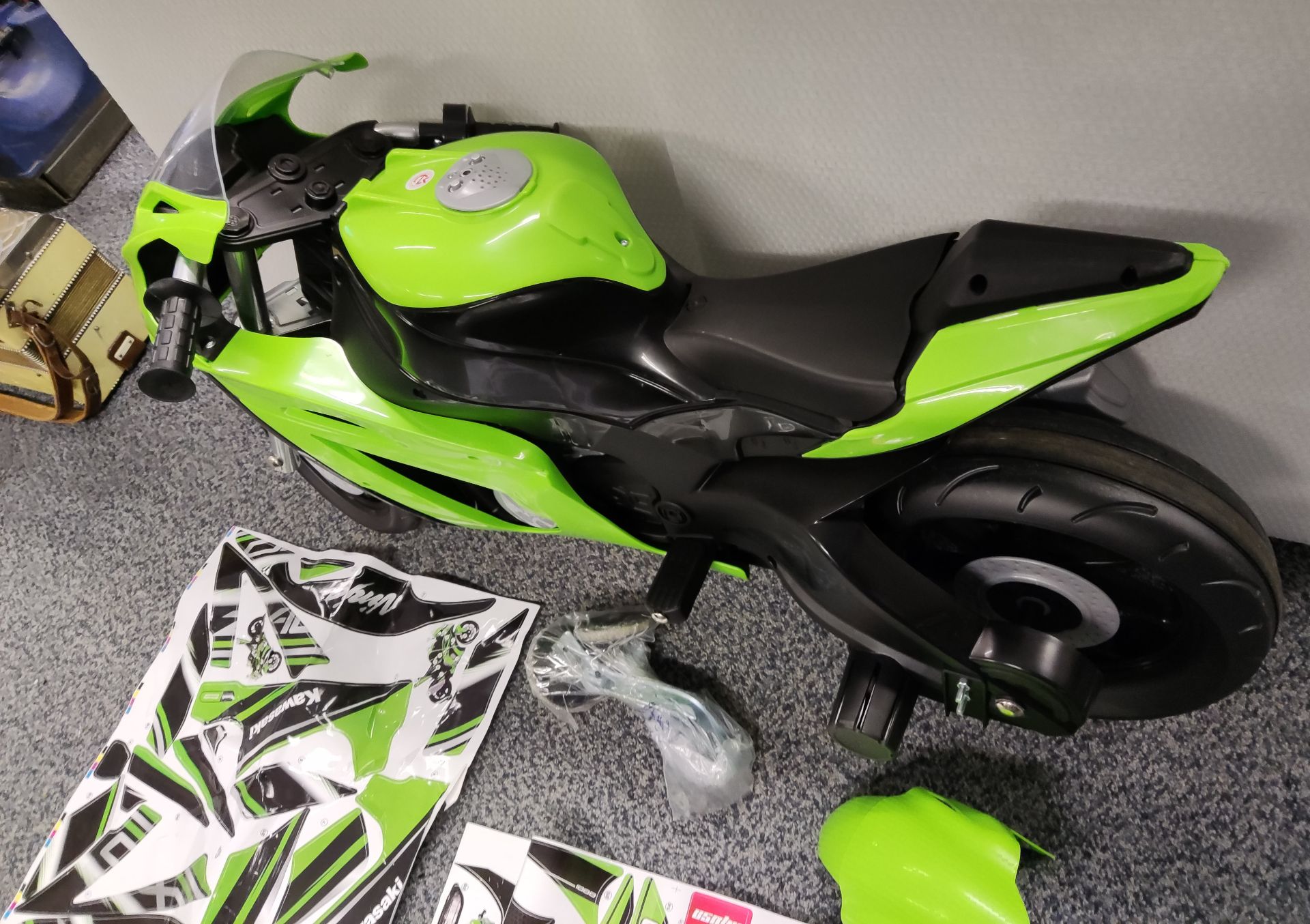 1 x Injusa Kids Electric Ride On Kawasaki ZX10 12V Motorcycle - 6495 - HTYS174 - CL987 - Location: - Image 12 of 24