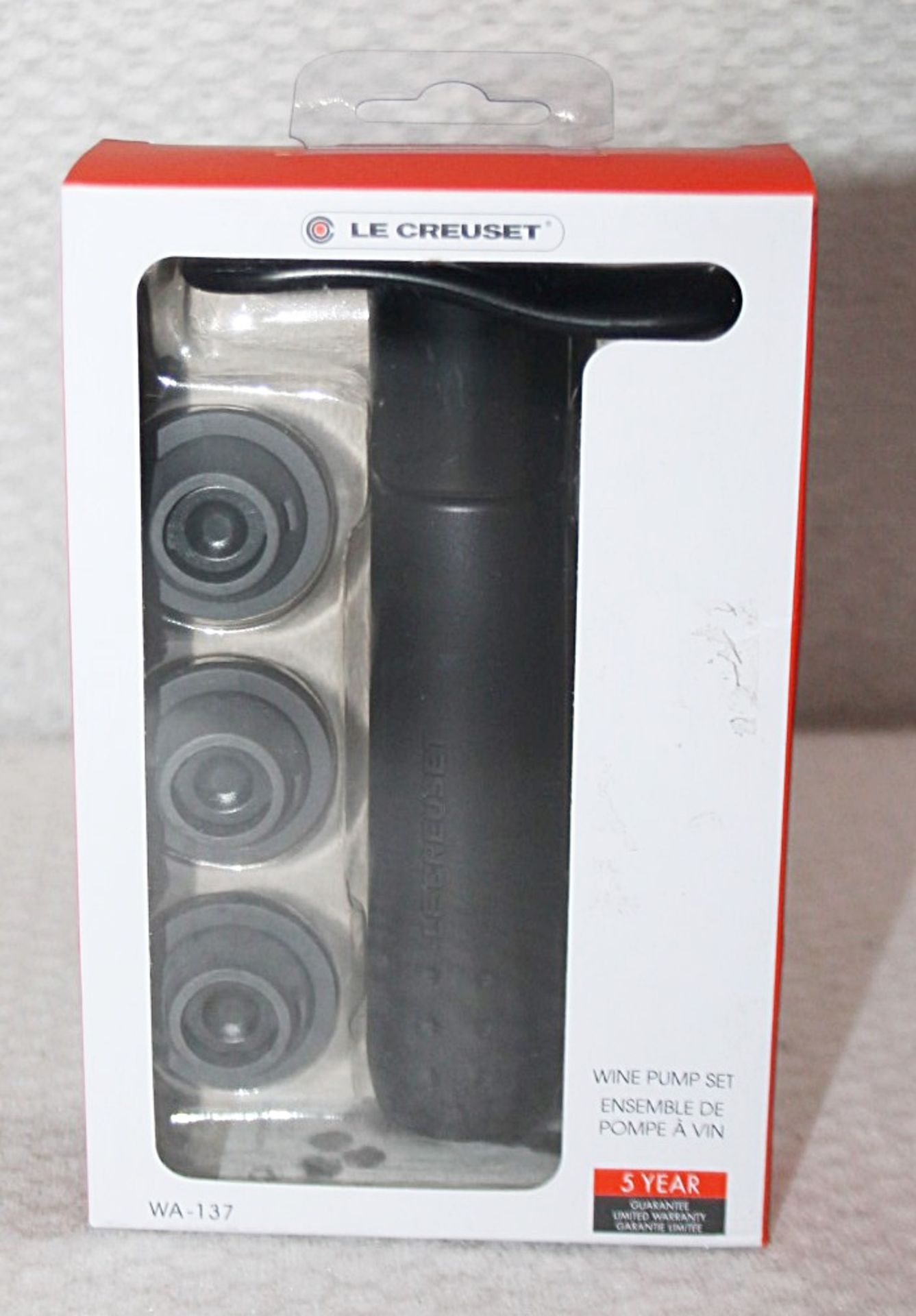 1 x LE CREUSET Wine Pump and Stoppers (WA-137) - Unused Boxed Stock - Ref: HAS440/FEB22/WH2/C6 - - Image 3 of 4