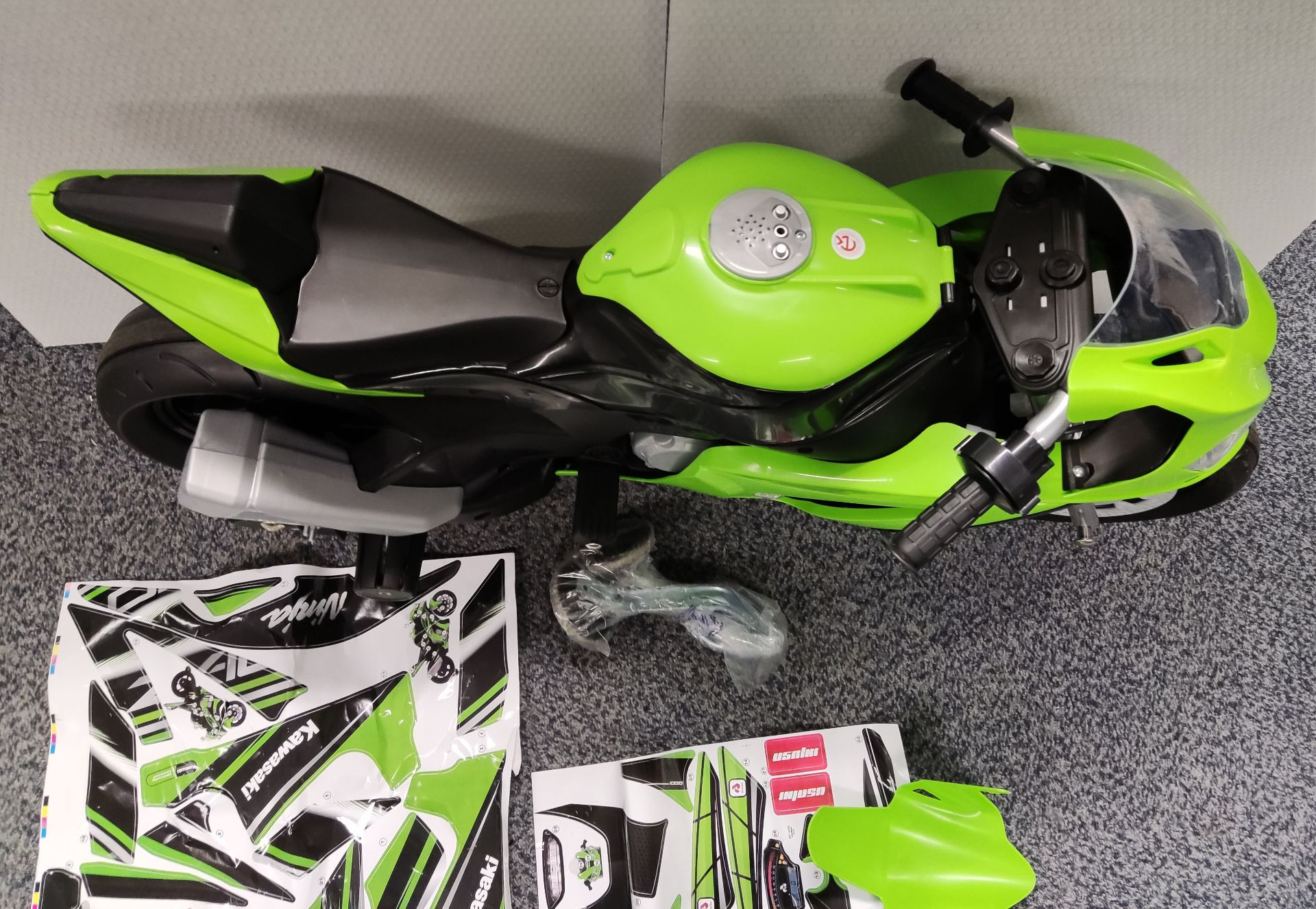 1 x Injusa Kids Electric Ride On Kawasaki ZX10 12V Motorcycle - 6495 - HTYS174 - CL987 - Location: - Image 17 of 24