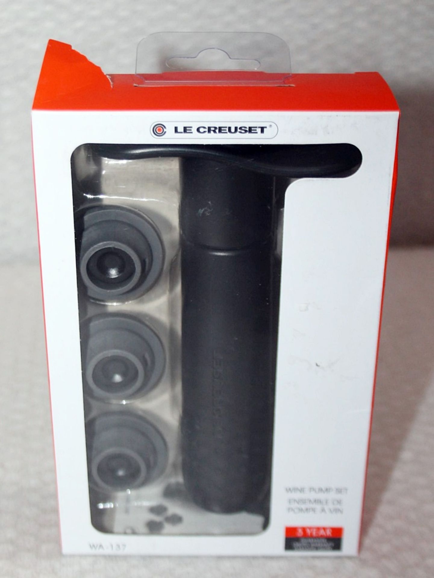 1 x LE CREUSET Wine Pump and Stoppers (WA-137) - Unused Boxed Stock - Ref: HAS441/FEB22/WH2/C6 - - Image 4 of 5