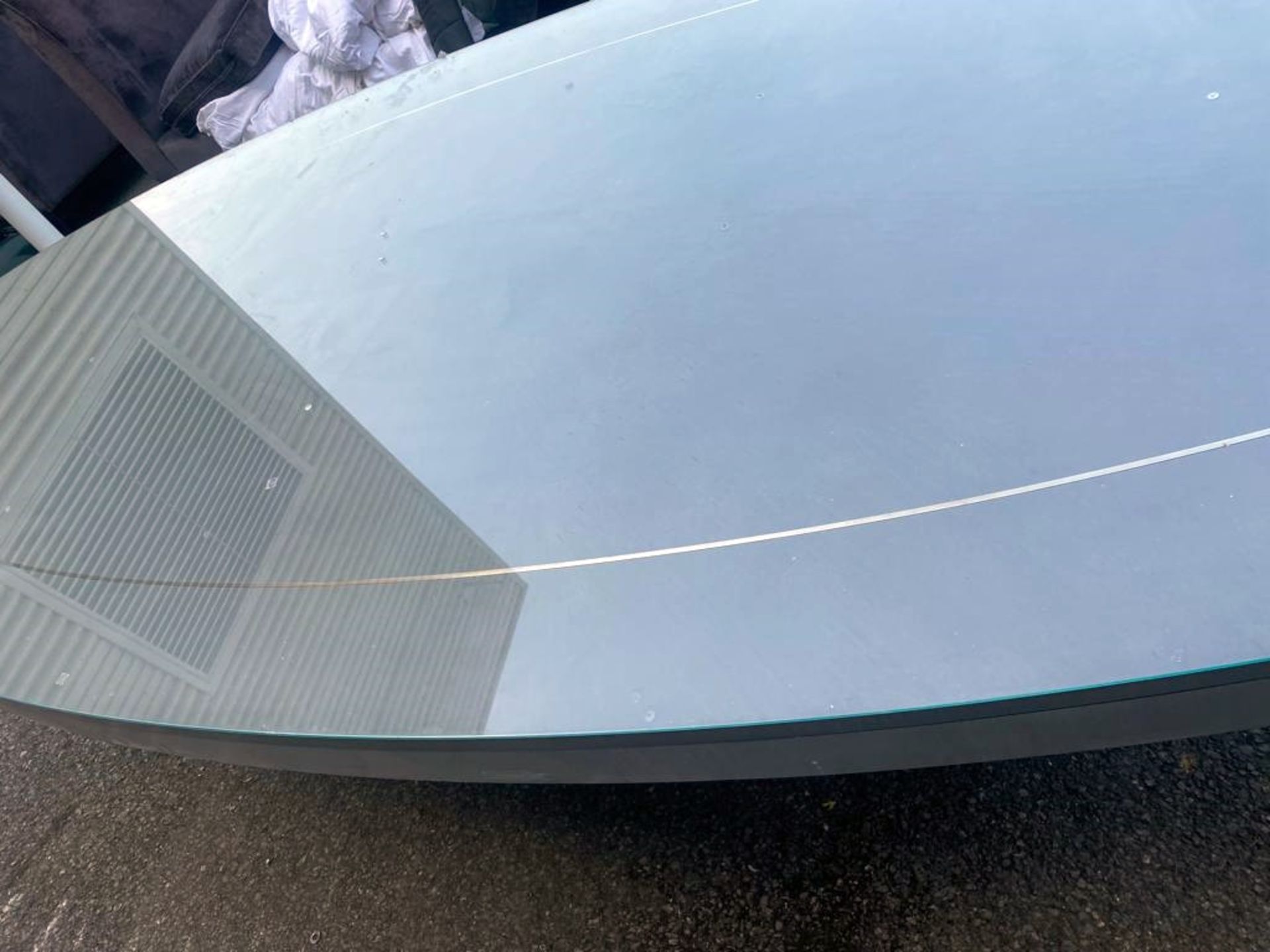 1 x Large Oval Contemporary Dining Table With Mirrored Base Pedestal, Glass Top and Gold Inlay - Image 3 of 4