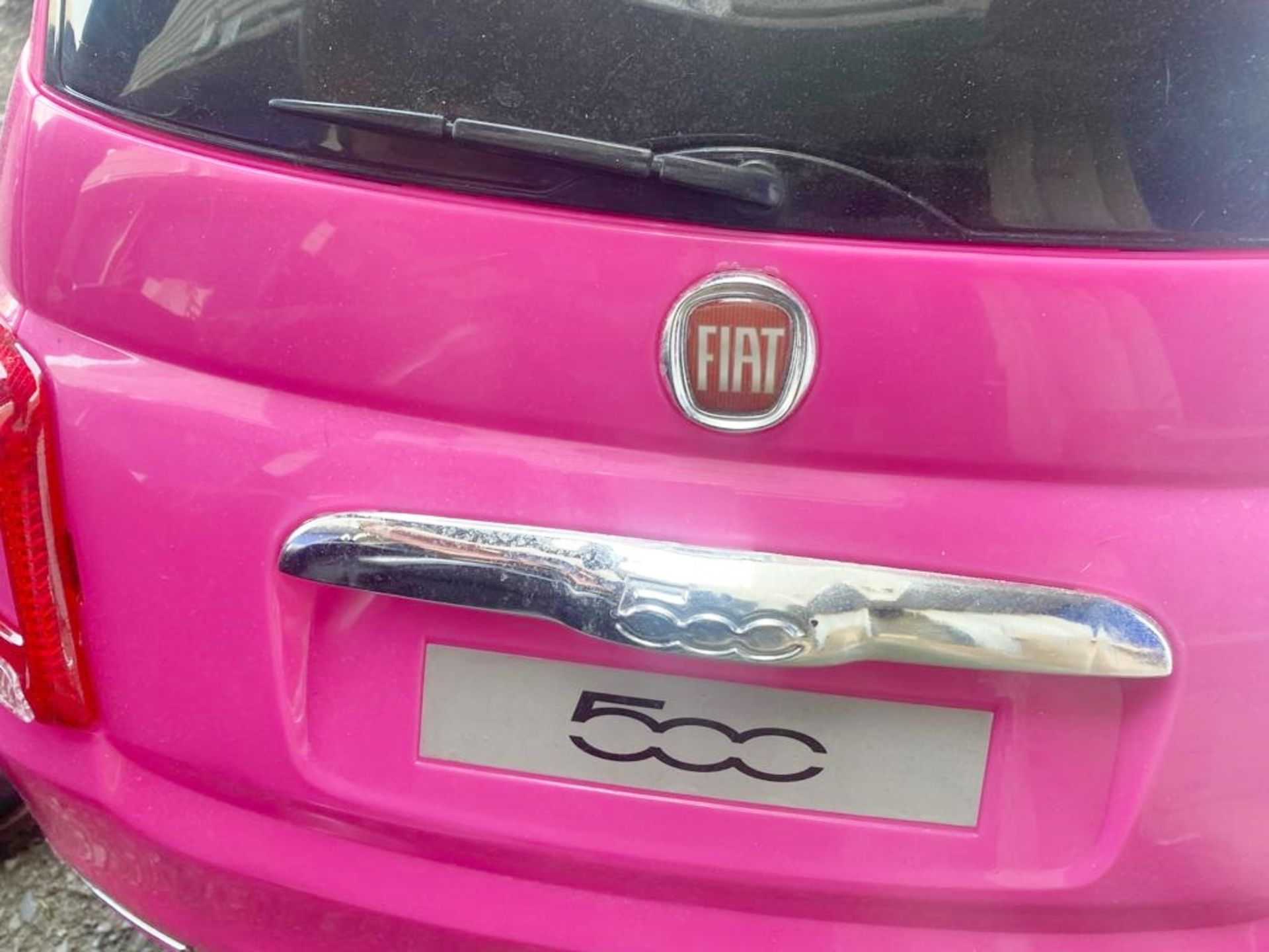 1 x Fiat 500 Pink Ride On Children's Car - Rechargeable - Image 4 of 4