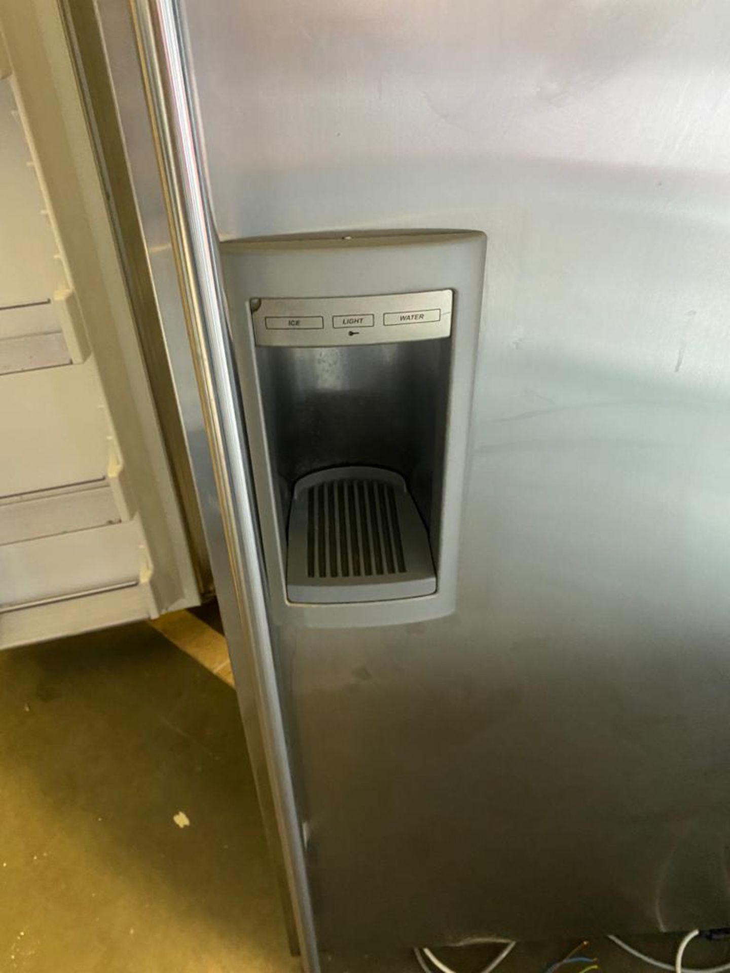 1 x Subzero 695 American Style Fridge Freezer With Ice and Water Dispenser - Image 3 of 4