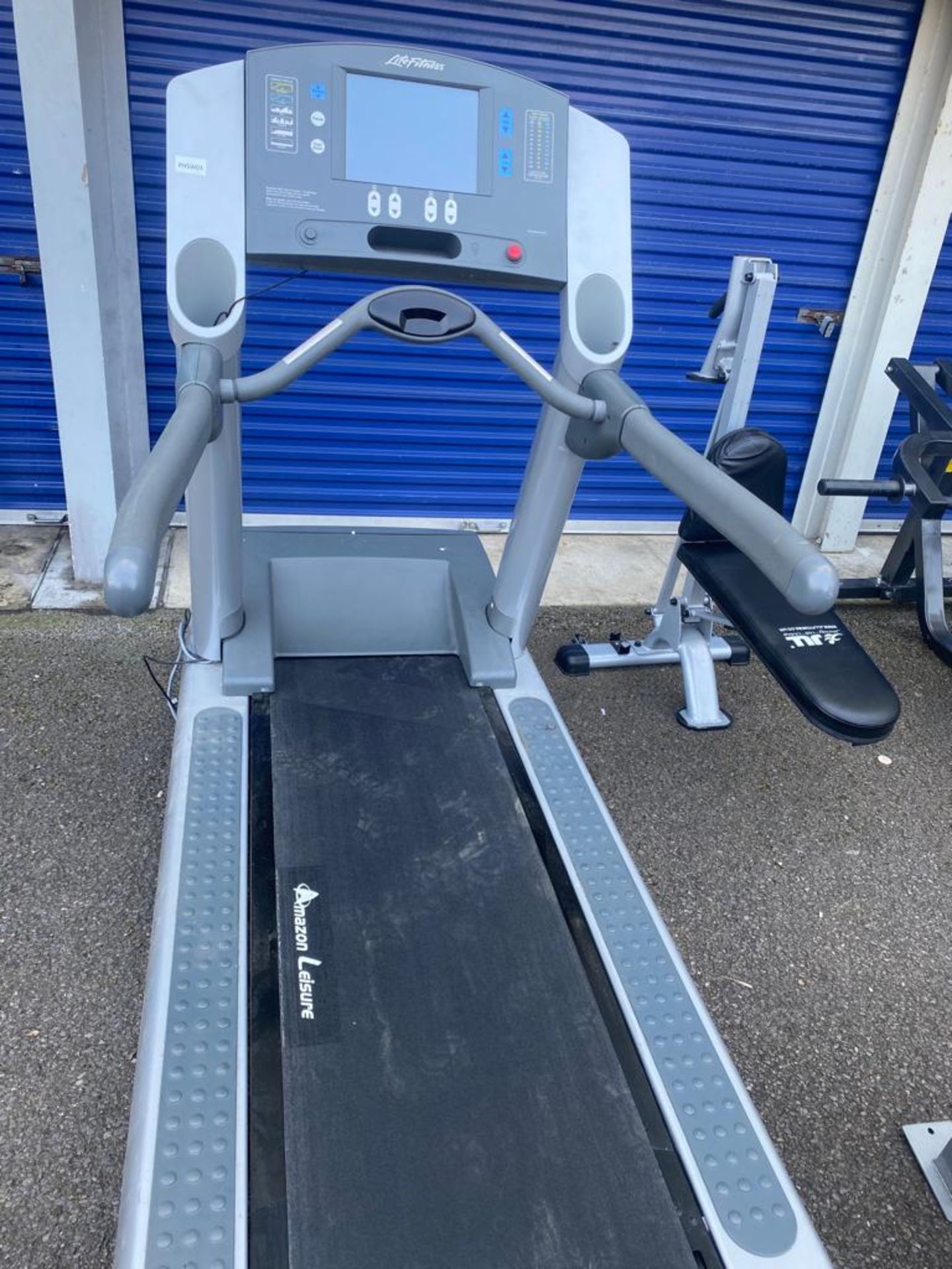 1 x Life Fitness T9E Light Commercial Treadmill Running Machine With Media Connections. - Image 2 of 4