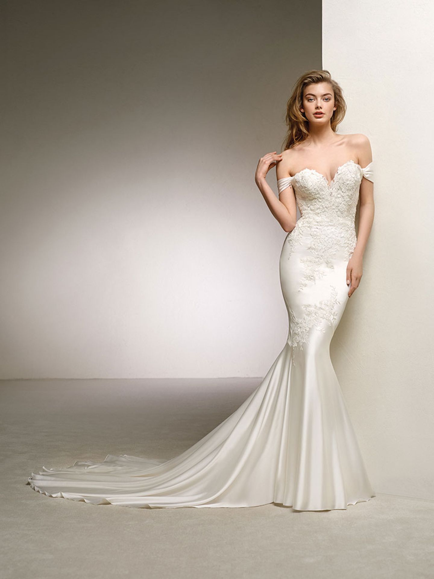 1 x Pronovious Dante Mermaid Bridal Gown With Floral Lace Highlights - Size UK 10 - RRP £1,640 - Image 8 of 13
