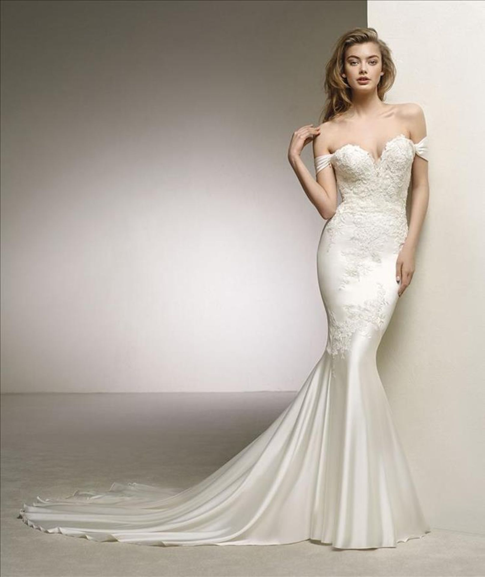 1 x Pronovious Dante Mermaid Bridal Gown With Floral Lace Highlights - Size UK 10 - RRP £1,640 - Image 3 of 13