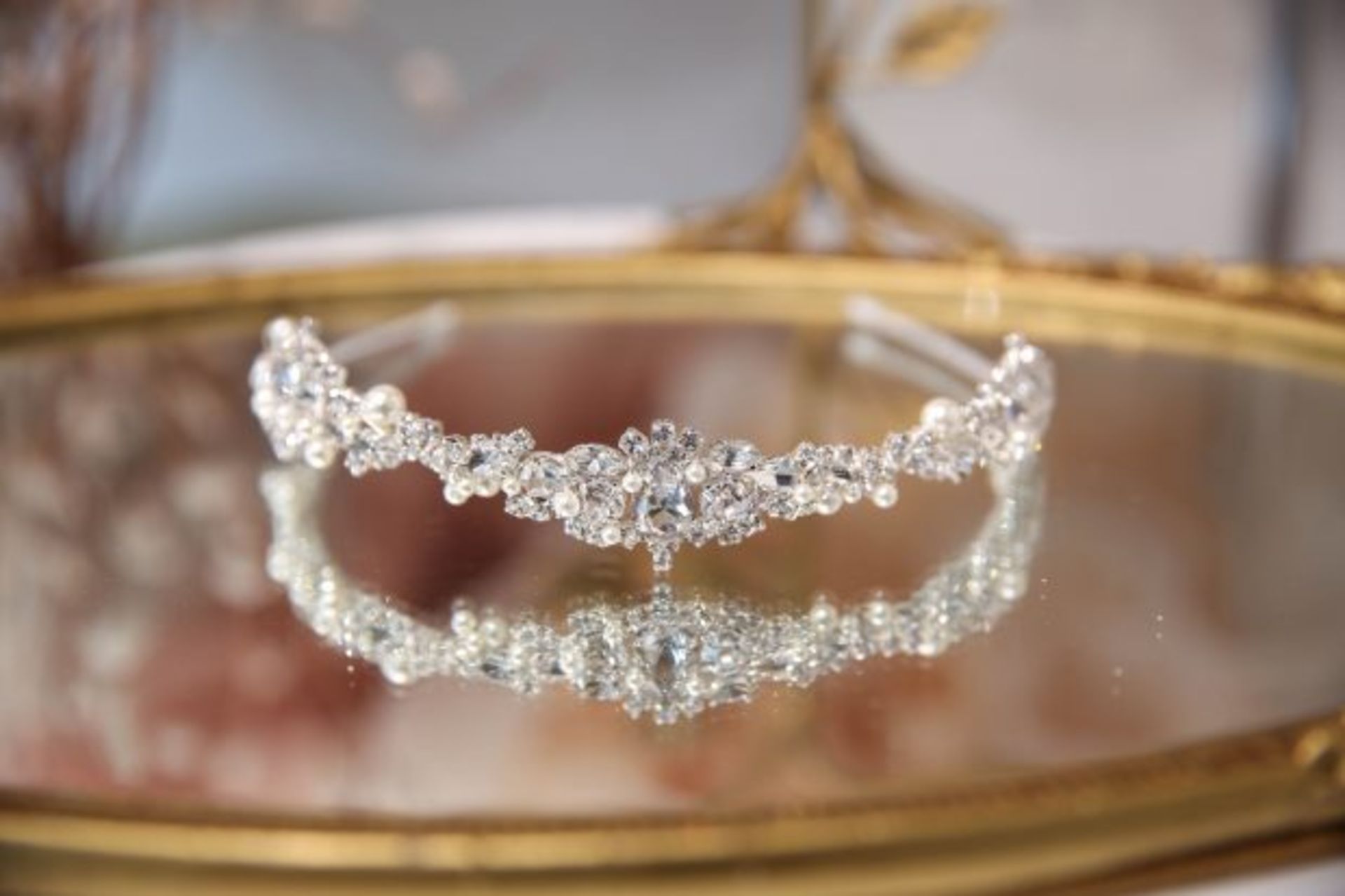 1 x Richard Designs Glamorous Silver, Crystal & Pearl Bridal Headband Tiara (TR2656A) - RRP £112.50 - Image 3 of 9