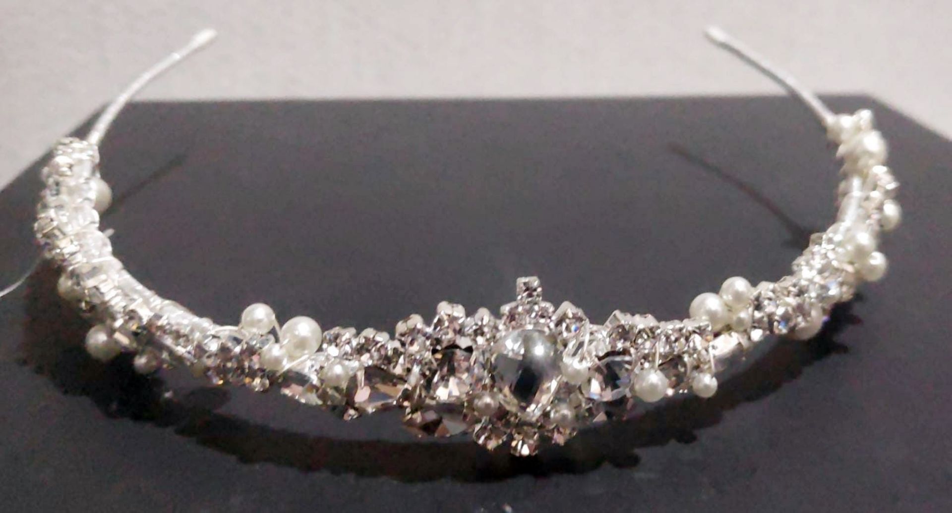 1 x Richard Designs Glamorous Silver, Crystal & Pearl Bridal Headband Tiara (TR2656A) - RRP £112.50 - Image 7 of 9
