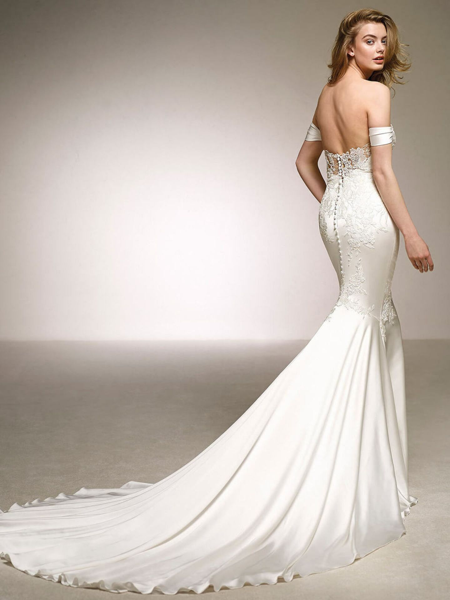 1 x Pronovious Dante Mermaid Bridal Gown With Floral Lace Highlights - Size UK 10 - RRP £1,640 - Image 11 of 13