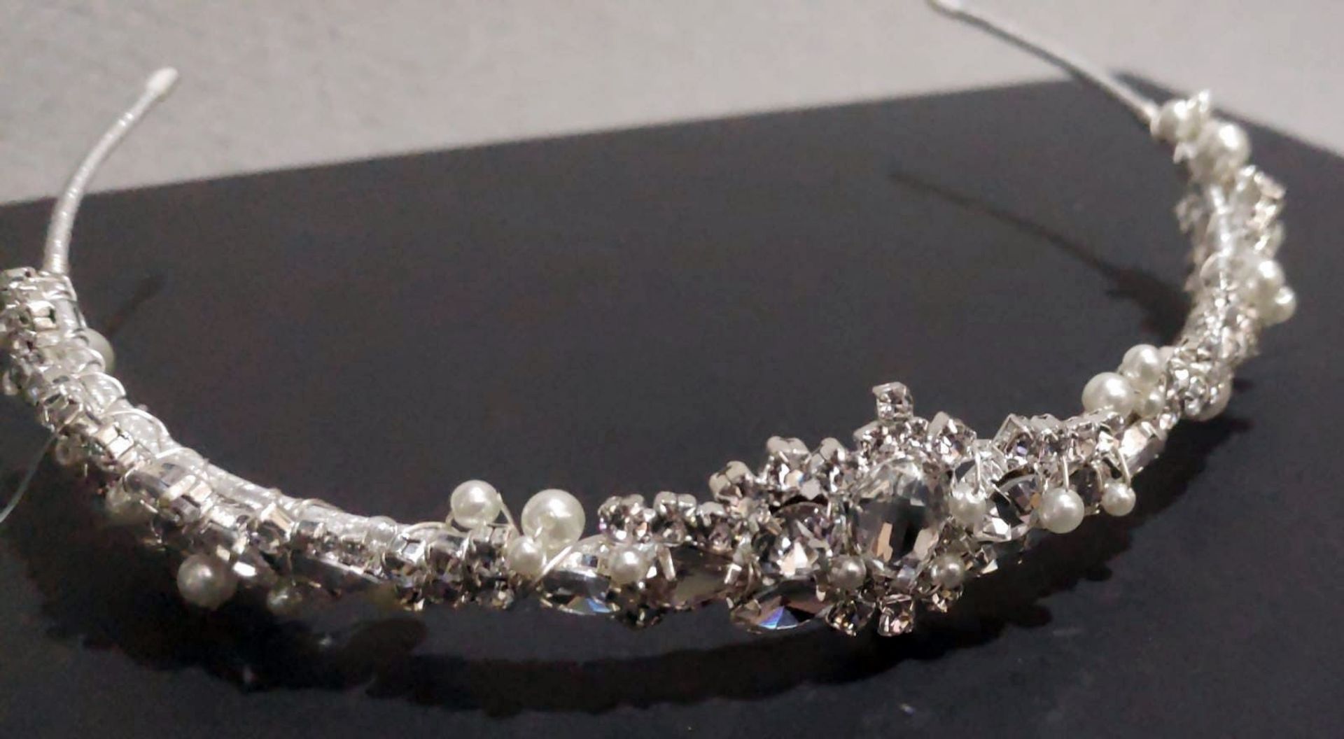 1 x Richard Designs Glamorous Silver, Crystal & Pearl Bridal Headband Tiara (TR2656A) - RRP £112.50 - Image 8 of 9