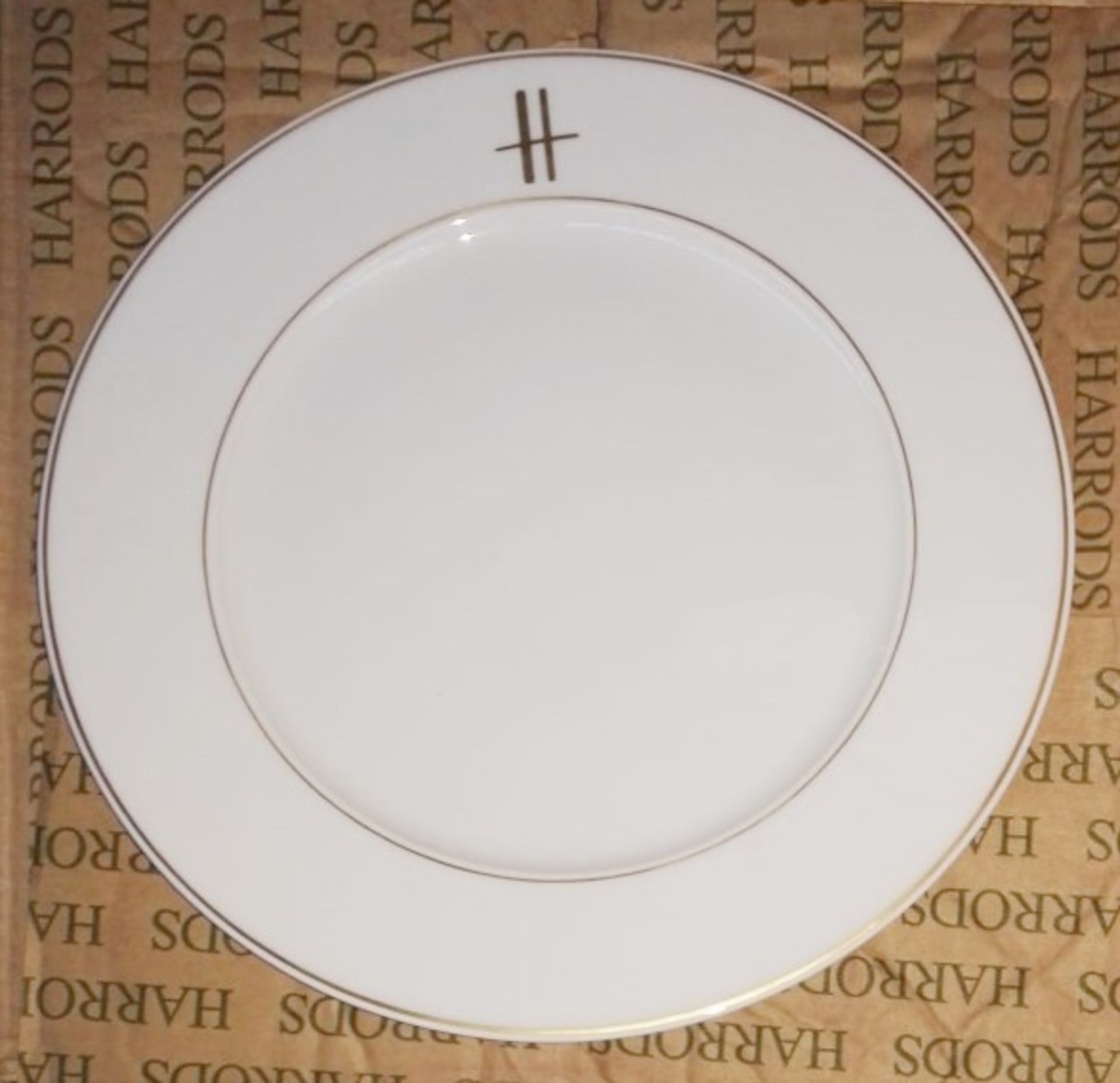 30 x PILLIVUYT Porcelain Dinner Plates In White Featuring 'Famous Branding' In Gold - Dimensions: