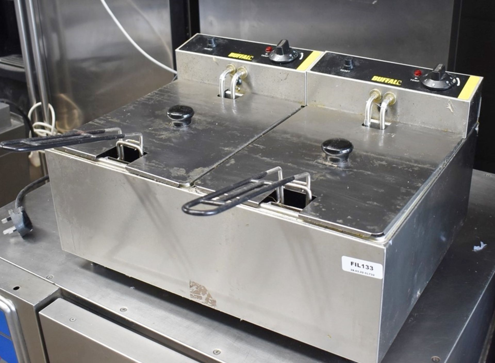 1 x Buffalo Twin Tank 2x8Ltr Countertop Fryer With Frying Baskets and Lids - 240v - Model L485 - Image 10 of 12