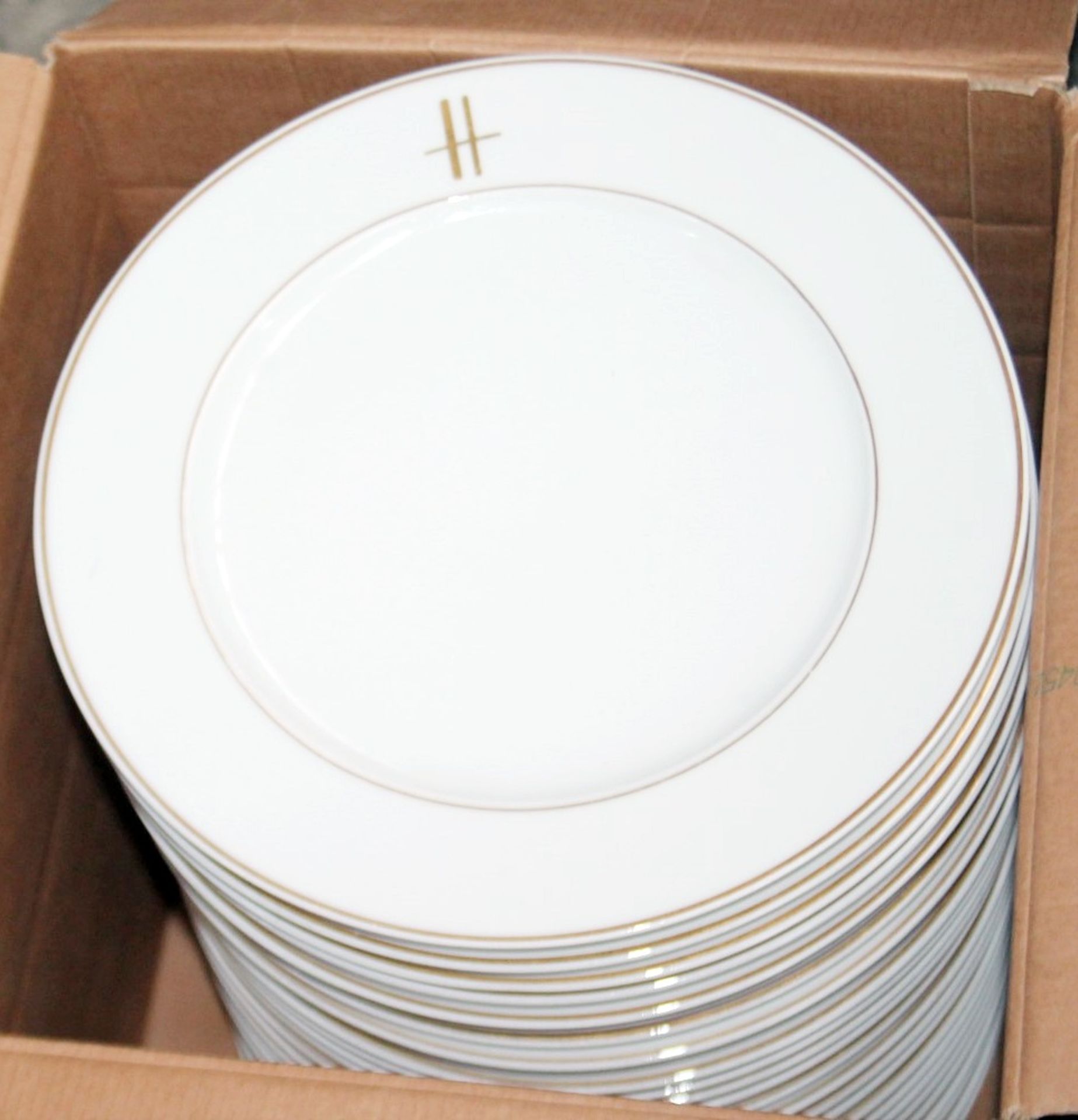 25 x PILLIVUYT Porcelain Dinner Plates In White Featuring 'Famous Branding' In Gold - Dimensions: