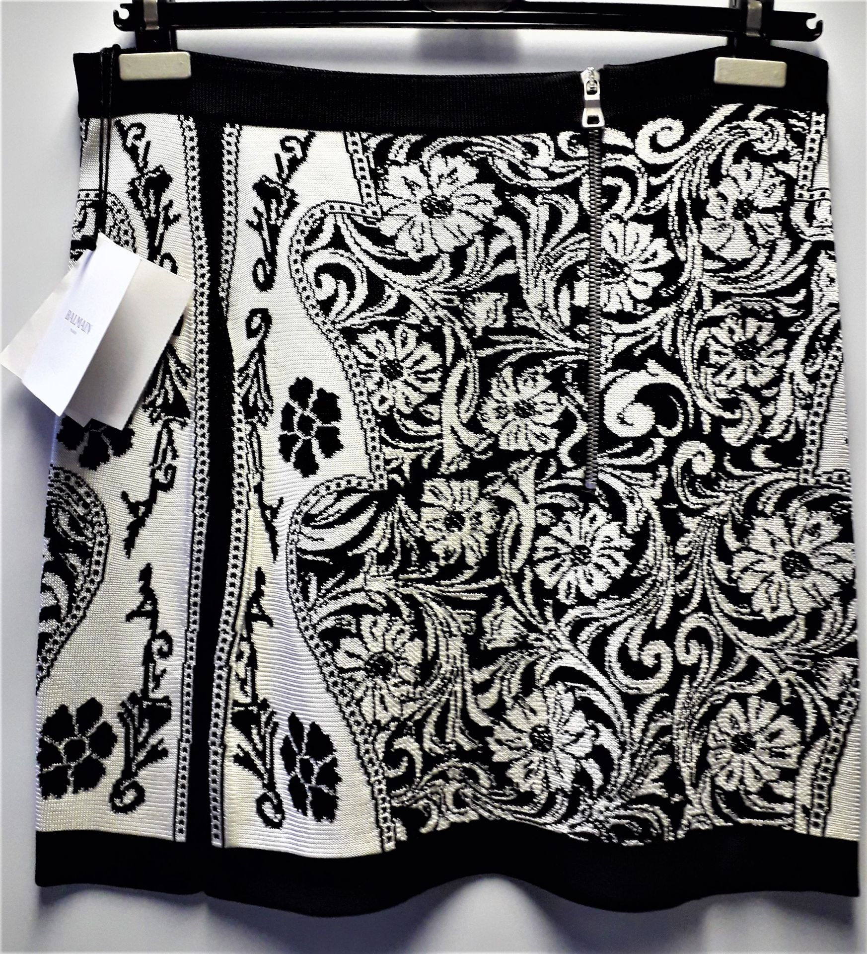 1 x Balmain White Black Mini Skirt With Zip Detail - Size: 16 - Material: 100% Viscose - From a High - Image 7 of 7